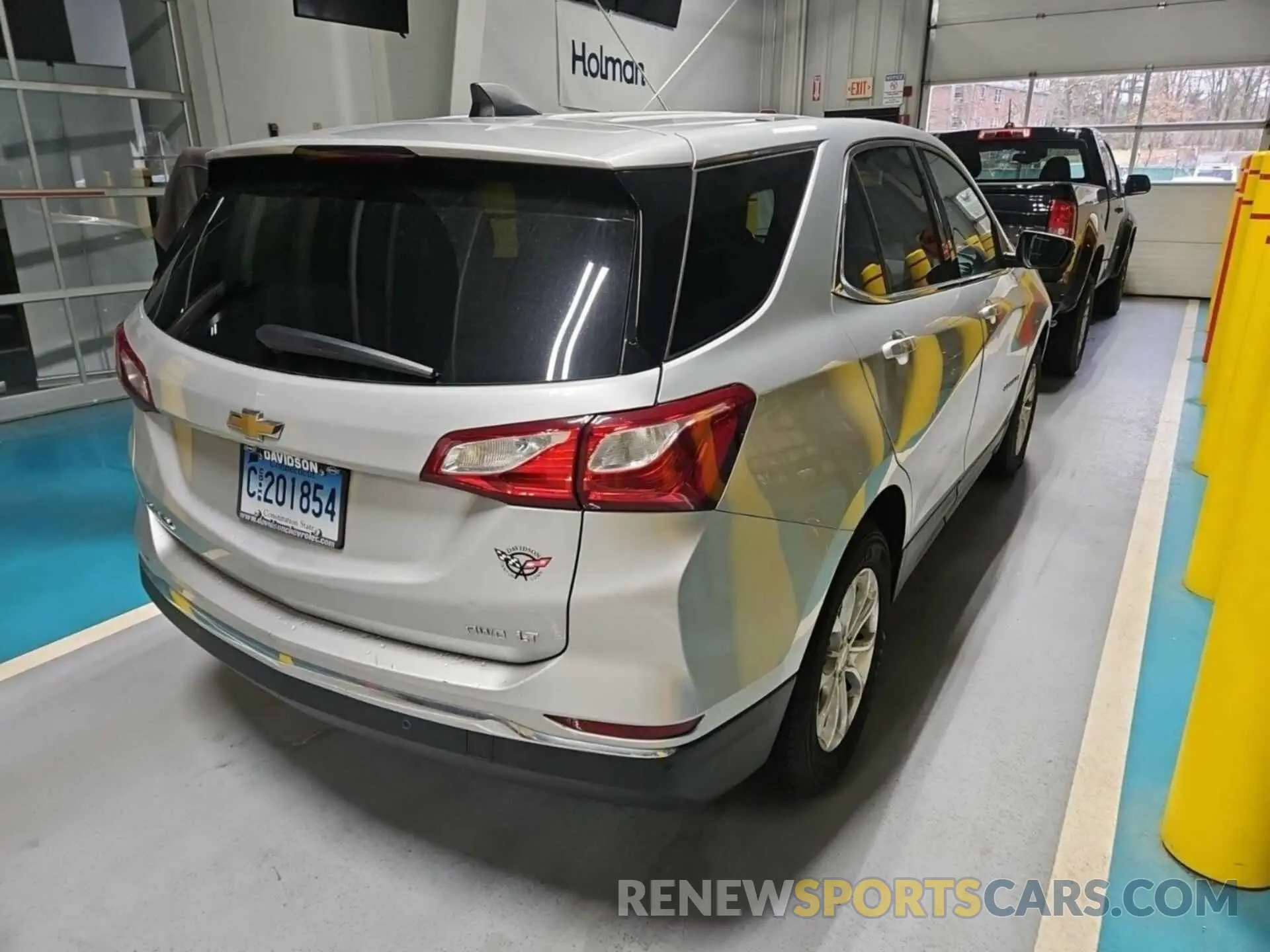 10 Photograph of a damaged car 2GNAXTEV6K6273368 CHEVROLET EQUINOX 2019