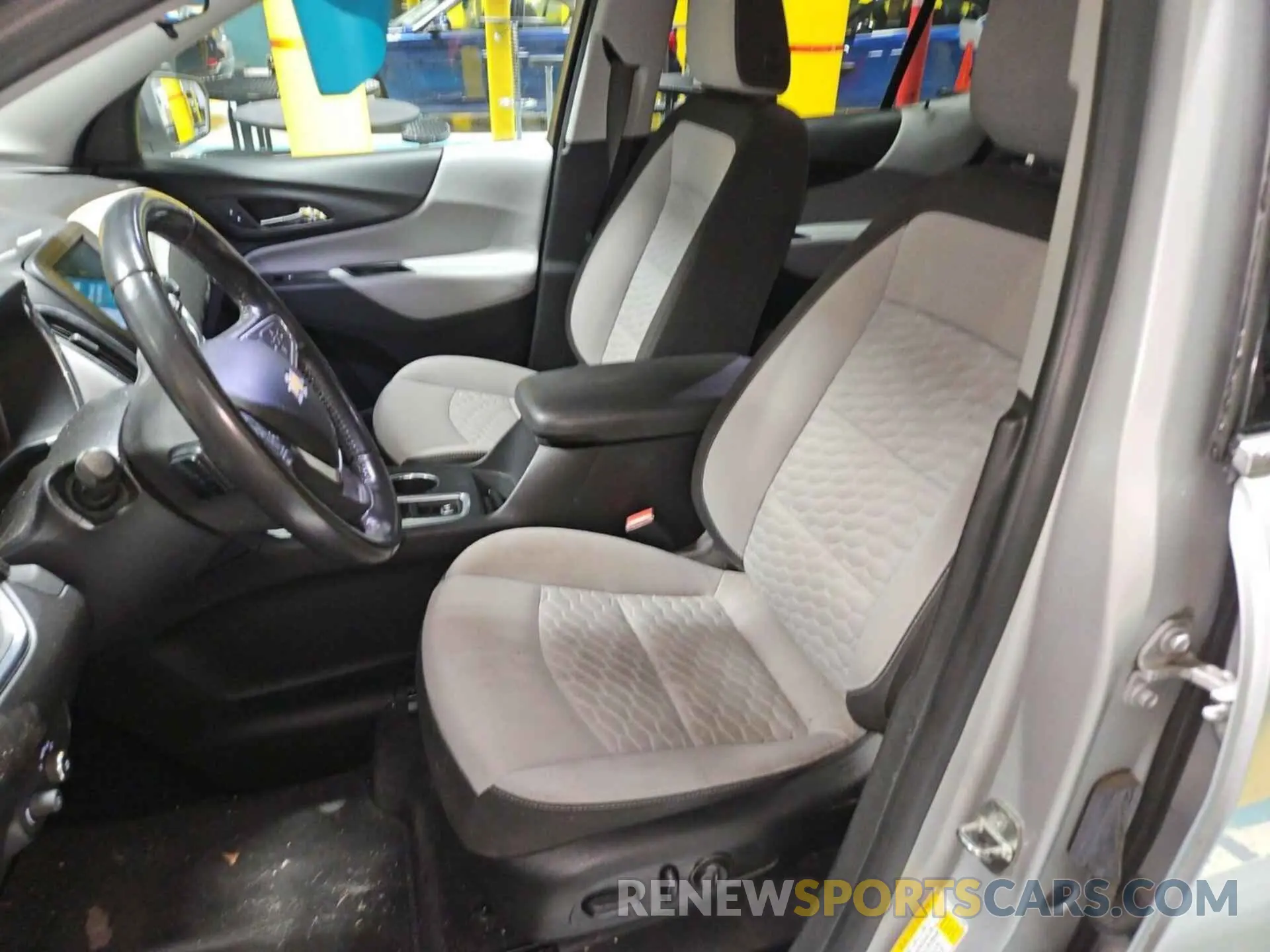 9 Photograph of a damaged car 2GNAXTEV6K6273368 CHEVROLET EQUINOX 2019