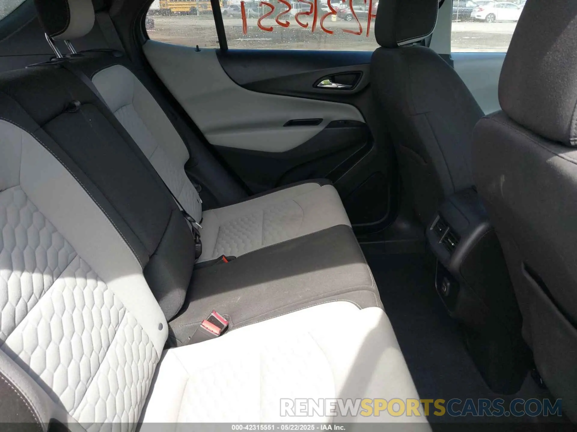 8 Photograph of a damaged car 2GNAXTEV8K6249492 CHEVROLET EQUINOX 2019