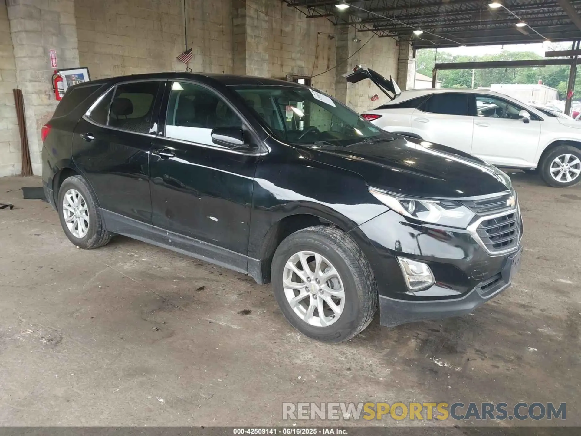 1 Photograph of a damaged car 2GNAXUEV0K6195854 CHEVROLET EQUINOX 2019