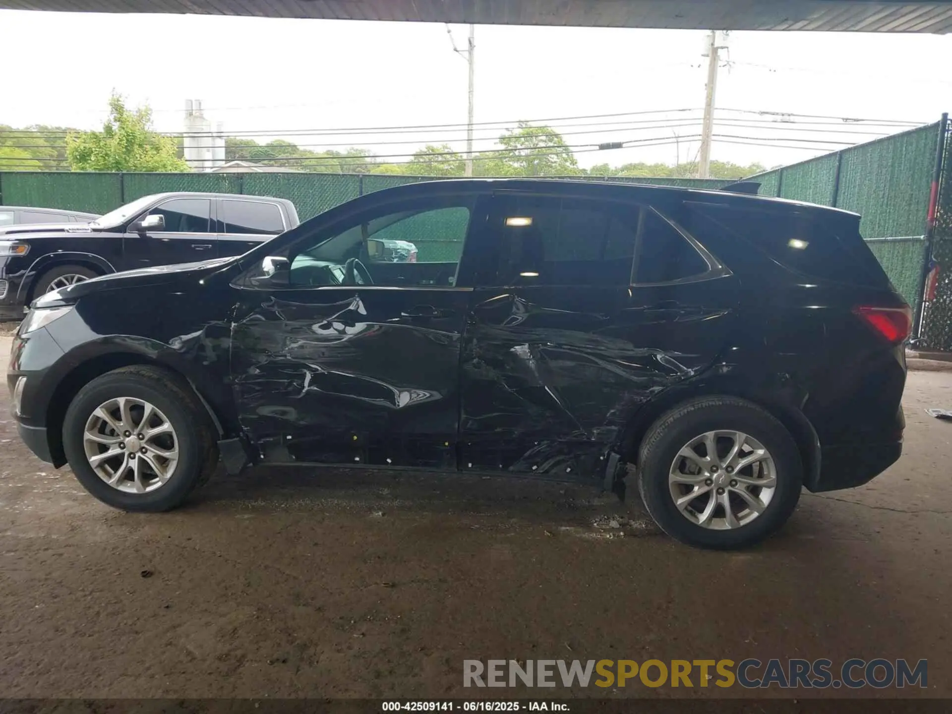 14 Photograph of a damaged car 2GNAXUEV0K6195854 CHEVROLET EQUINOX 2019