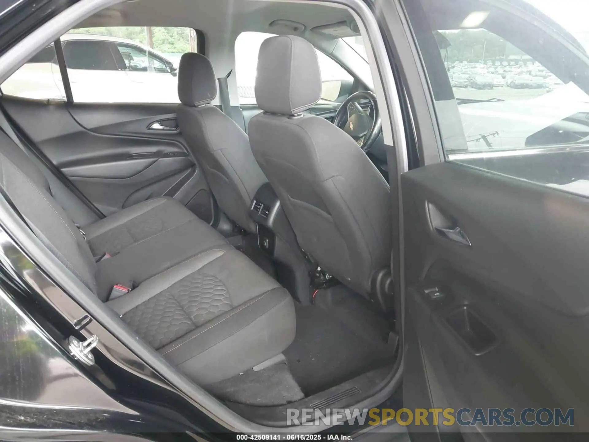 8 Photograph of a damaged car 2GNAXUEV0K6195854 CHEVROLET EQUINOX 2019