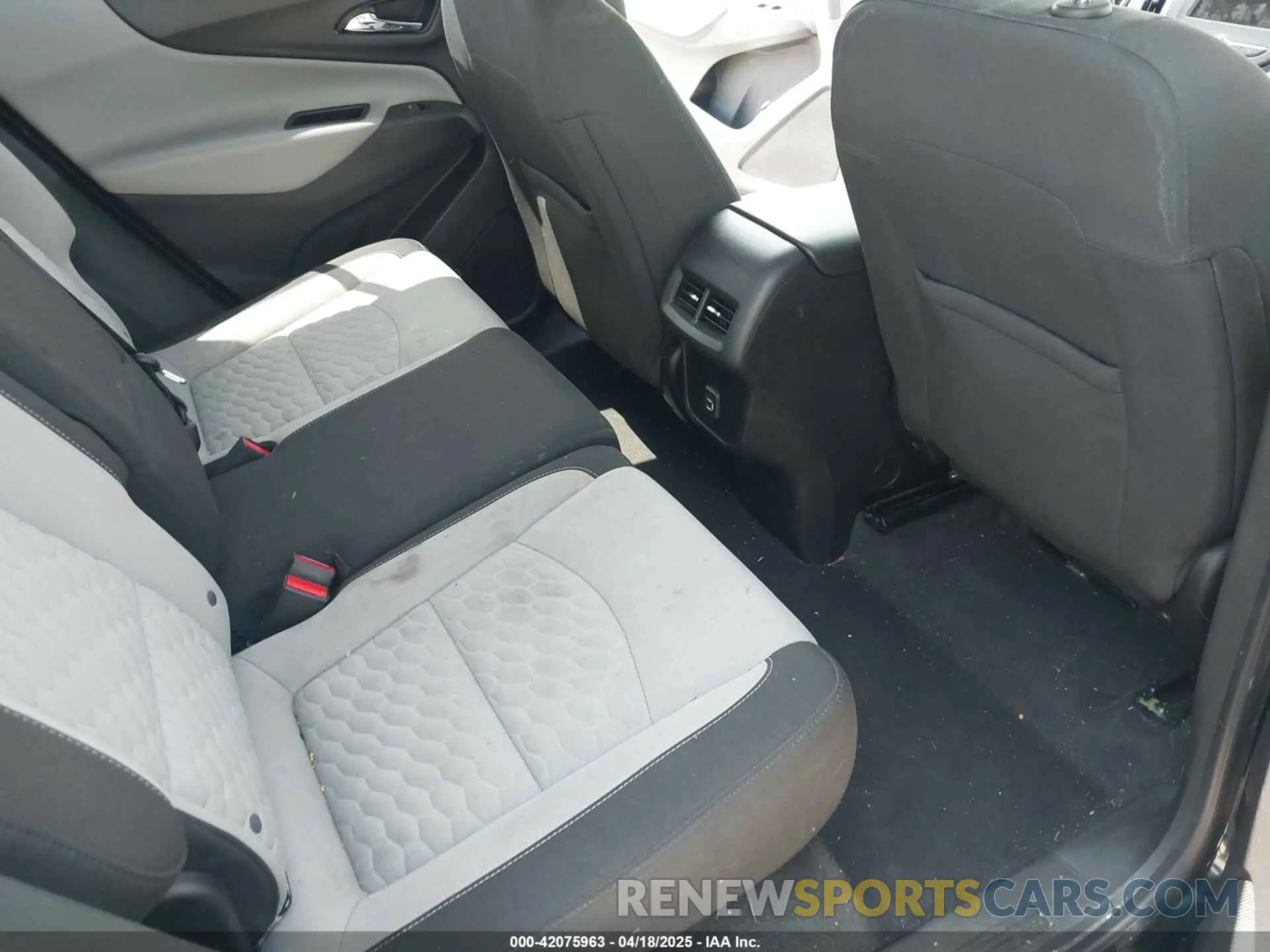 8 Photograph of a damaged car 2GNAXUEV0K6253705 CHEVROLET EQUINOX 2019