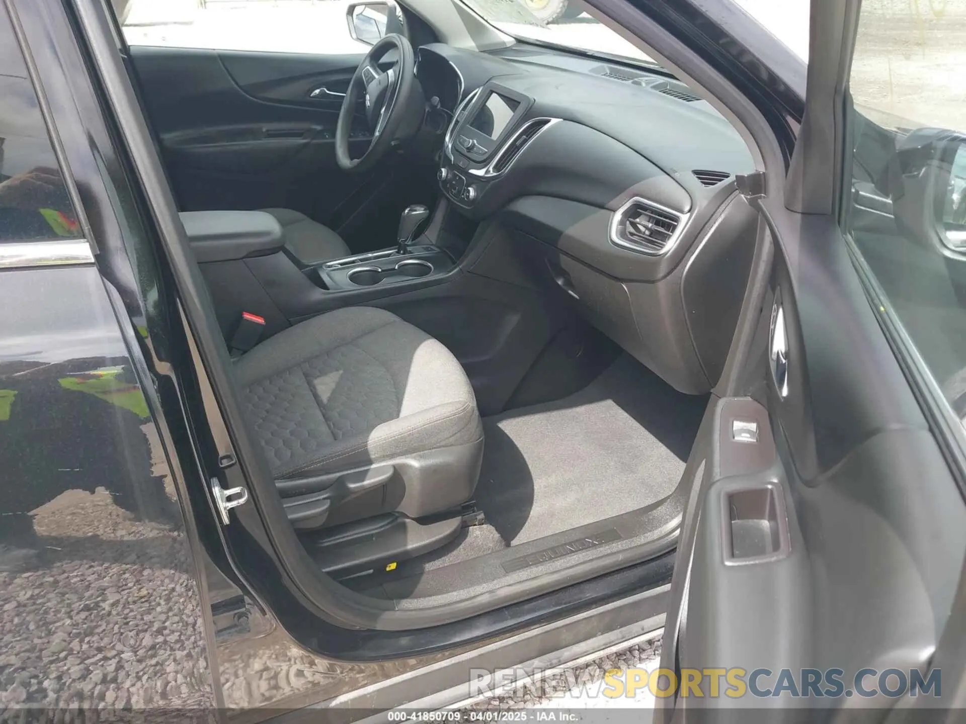 5 Photograph of a damaged car 2GNAXUEV0K6286221 CHEVROLET EQUINOX 2019