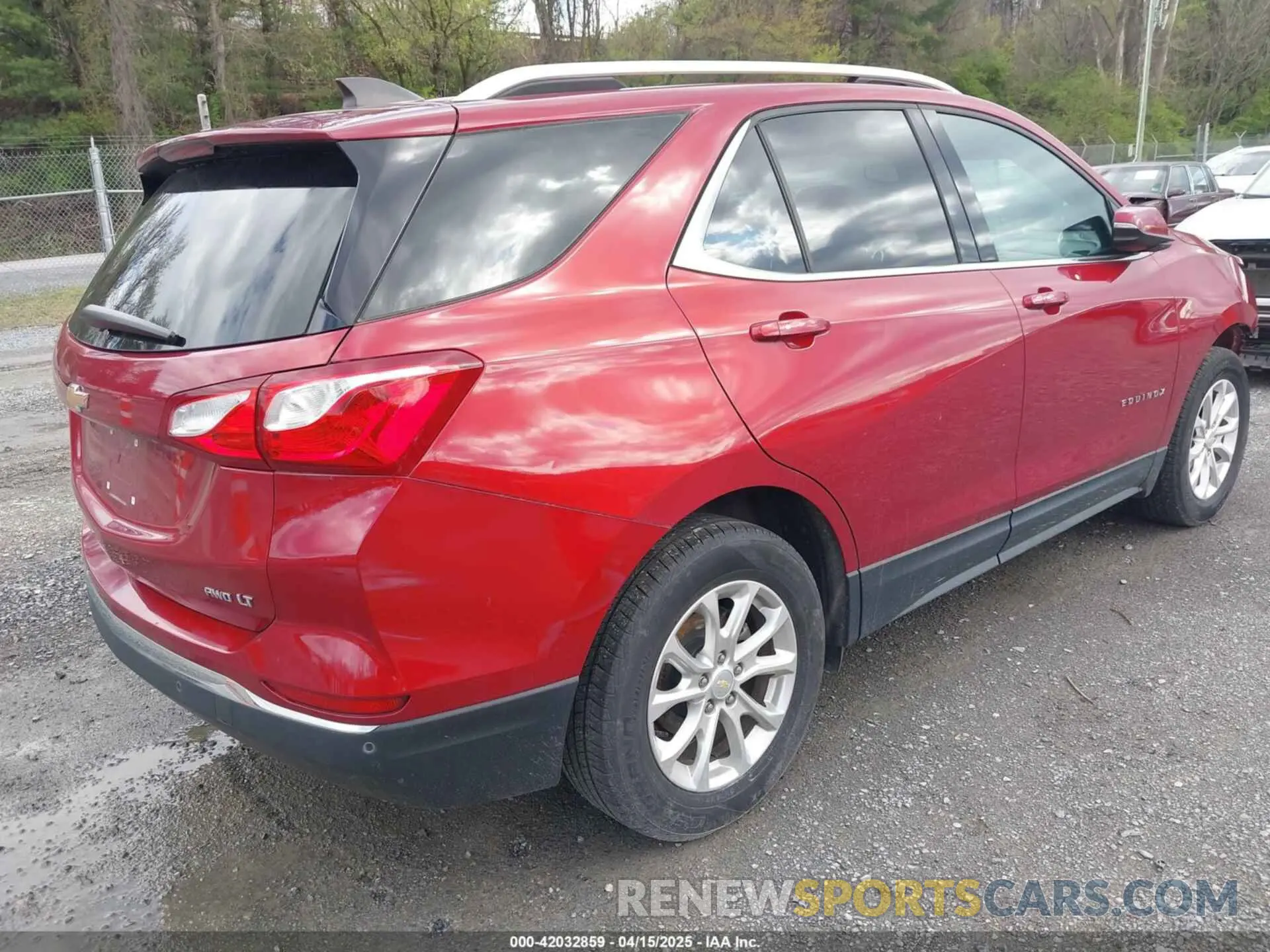 4 Photograph of a damaged car 2GNAXUEV1K6143584 CHEVROLET EQUINOX 2019
