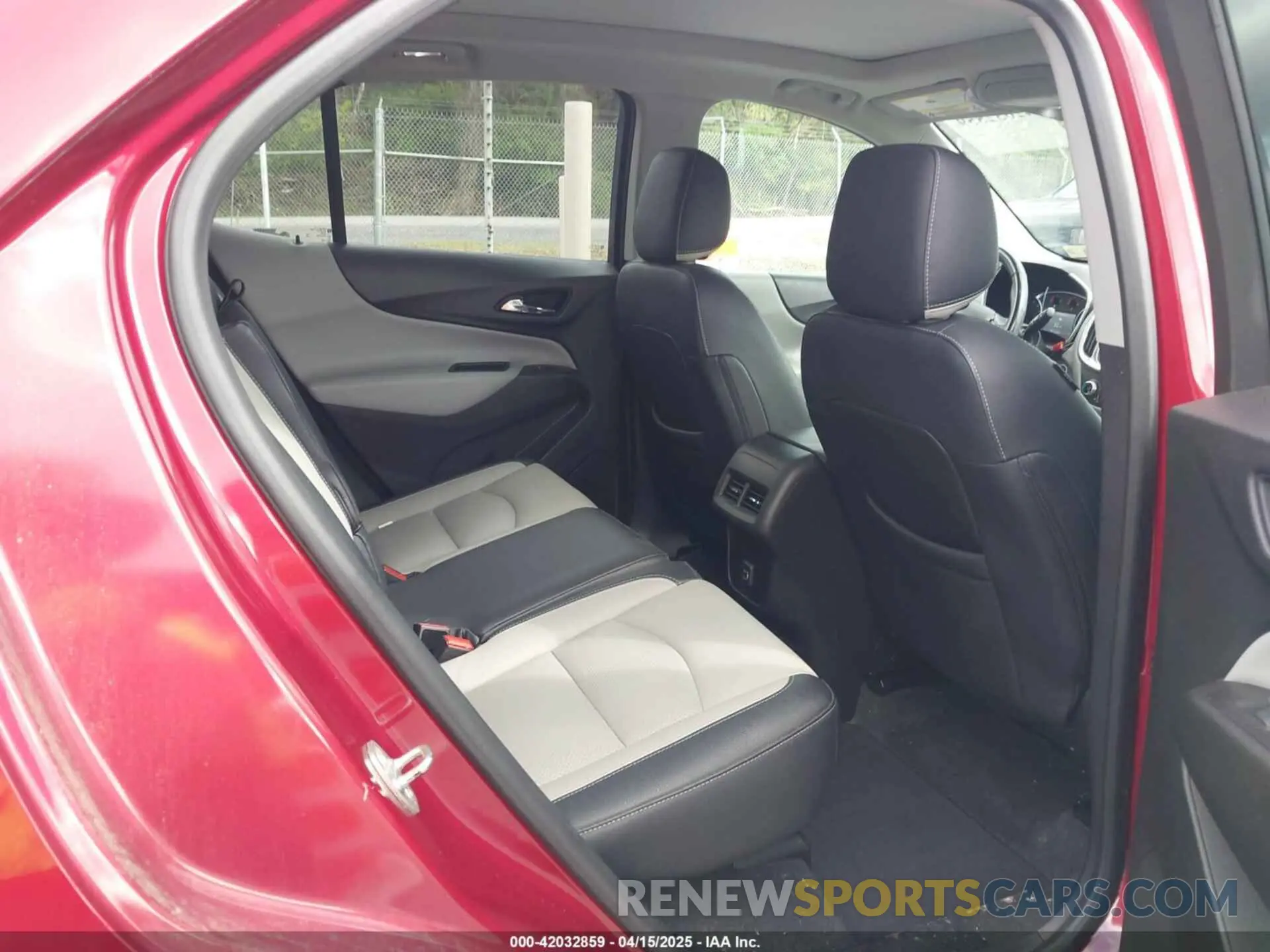 8 Photograph of a damaged car 2GNAXUEV1K6143584 CHEVROLET EQUINOX 2019