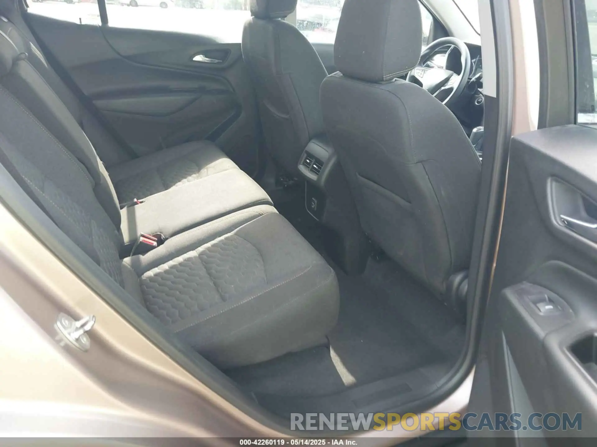 8 Photograph of a damaged car 2GNAXUEV1K6237013 CHEVROLET EQUINOX 2019