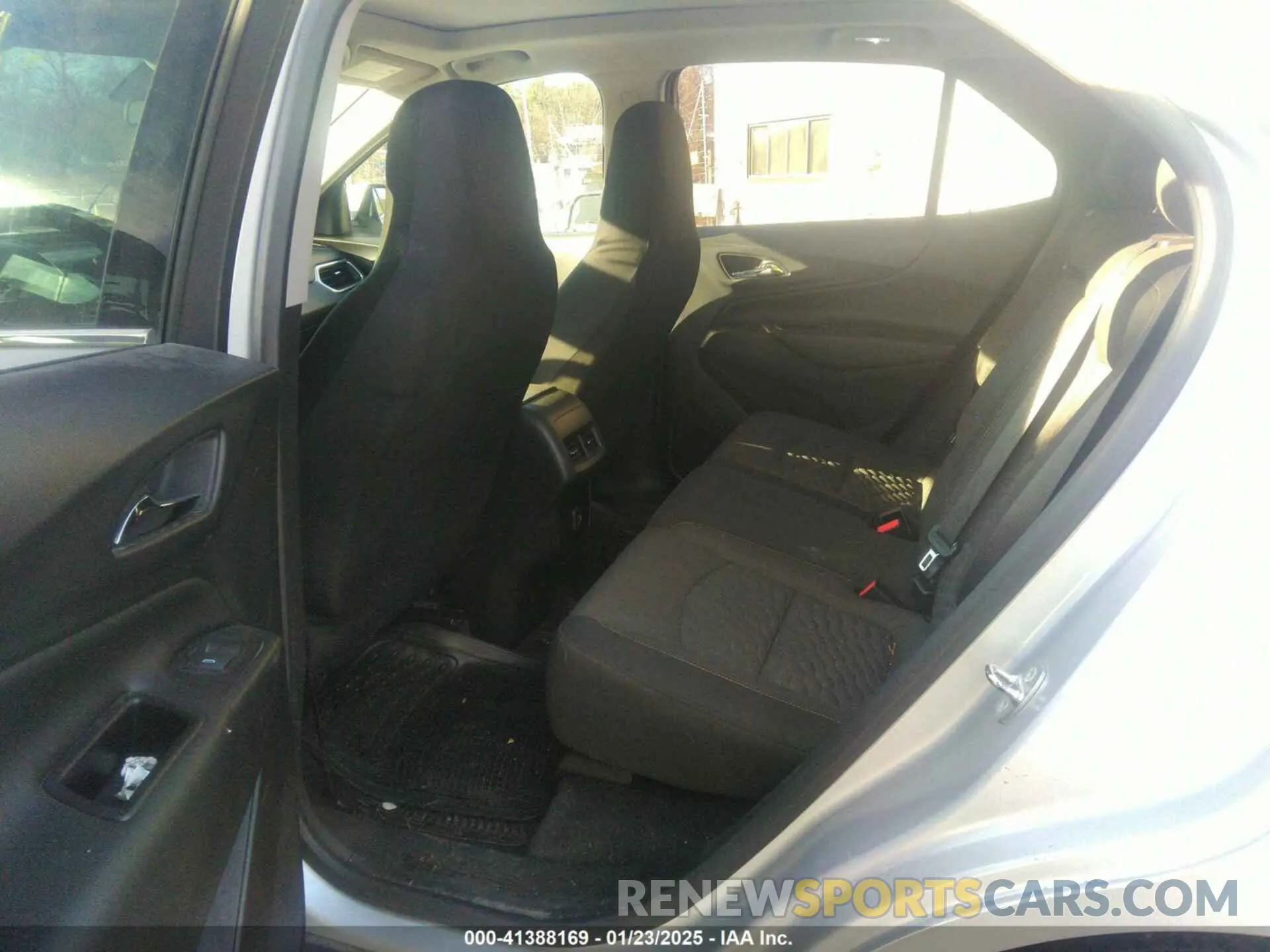 8 Photograph of a damaged car 2GNAXUEV4K6267333 CHEVROLET EQUINOX 2019