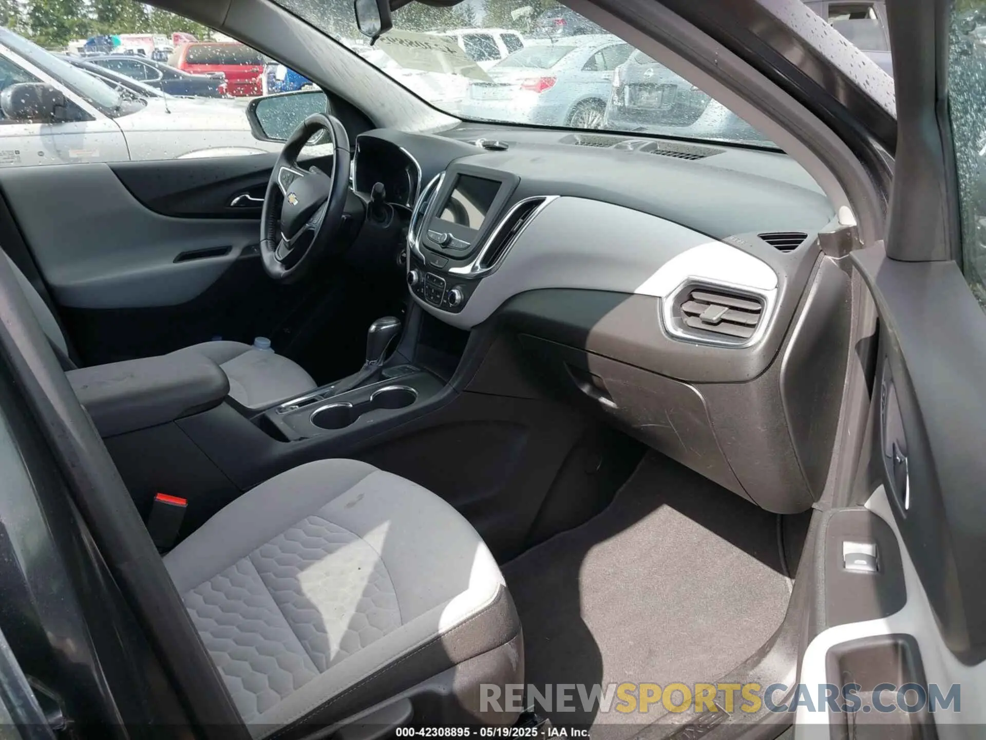 5 Photograph of a damaged car 2GNAXUEV7K6186908 CHEVROLET EQUINOX 2019