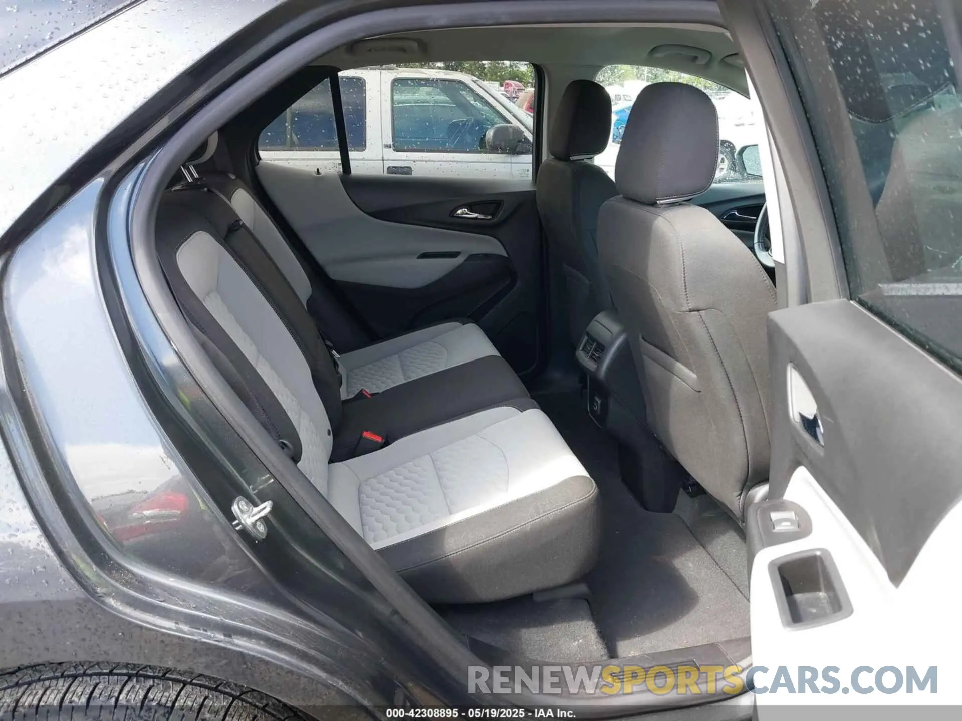 8 Photograph of a damaged car 2GNAXUEV7K6186908 CHEVROLET EQUINOX 2019