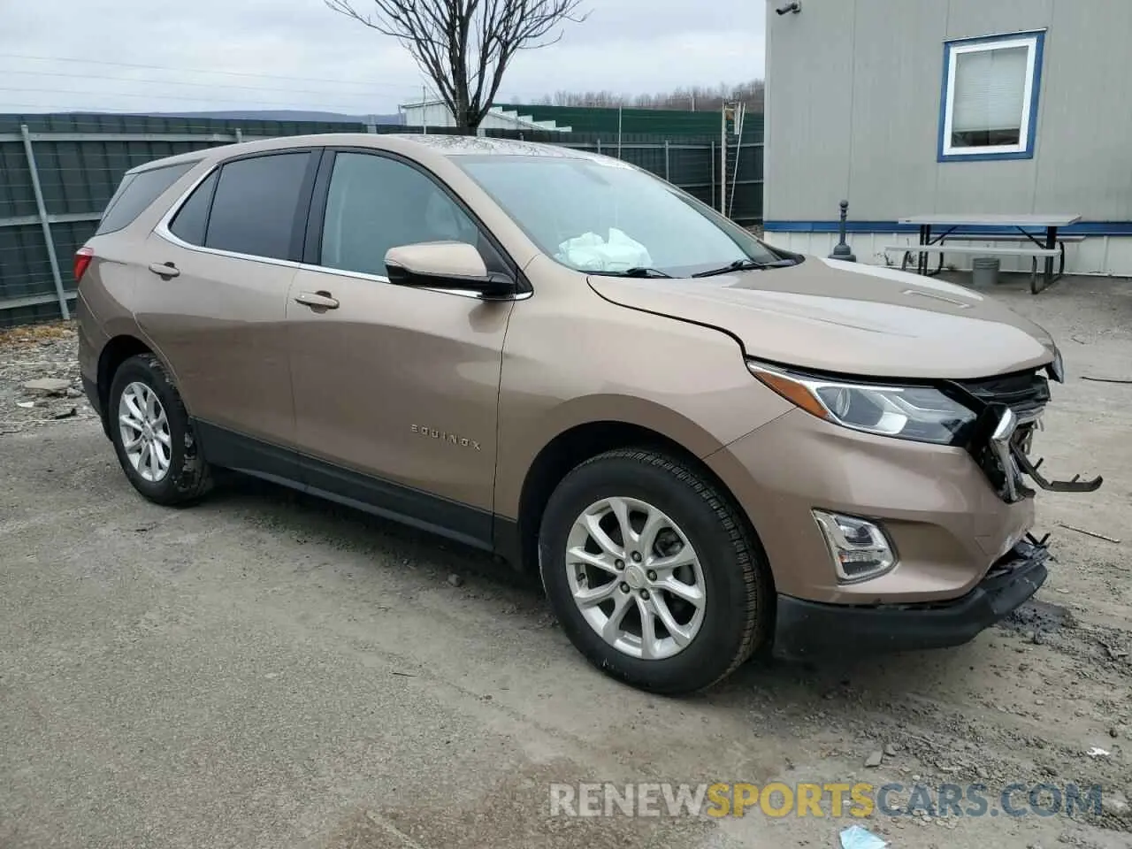 4 Photograph of a damaged car 2GNAXUEV8K6132839 CHEVROLET EQUINOX 2019