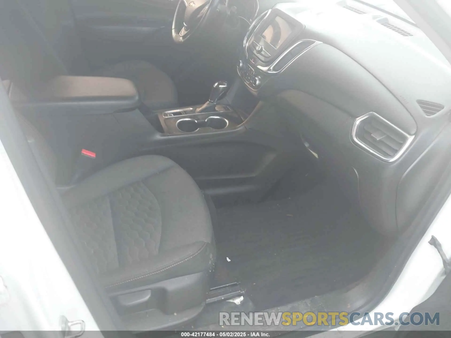 5 Photograph of a damaged car 2GNAXUEV8K6224713 CHEVROLET EQUINOX 2019