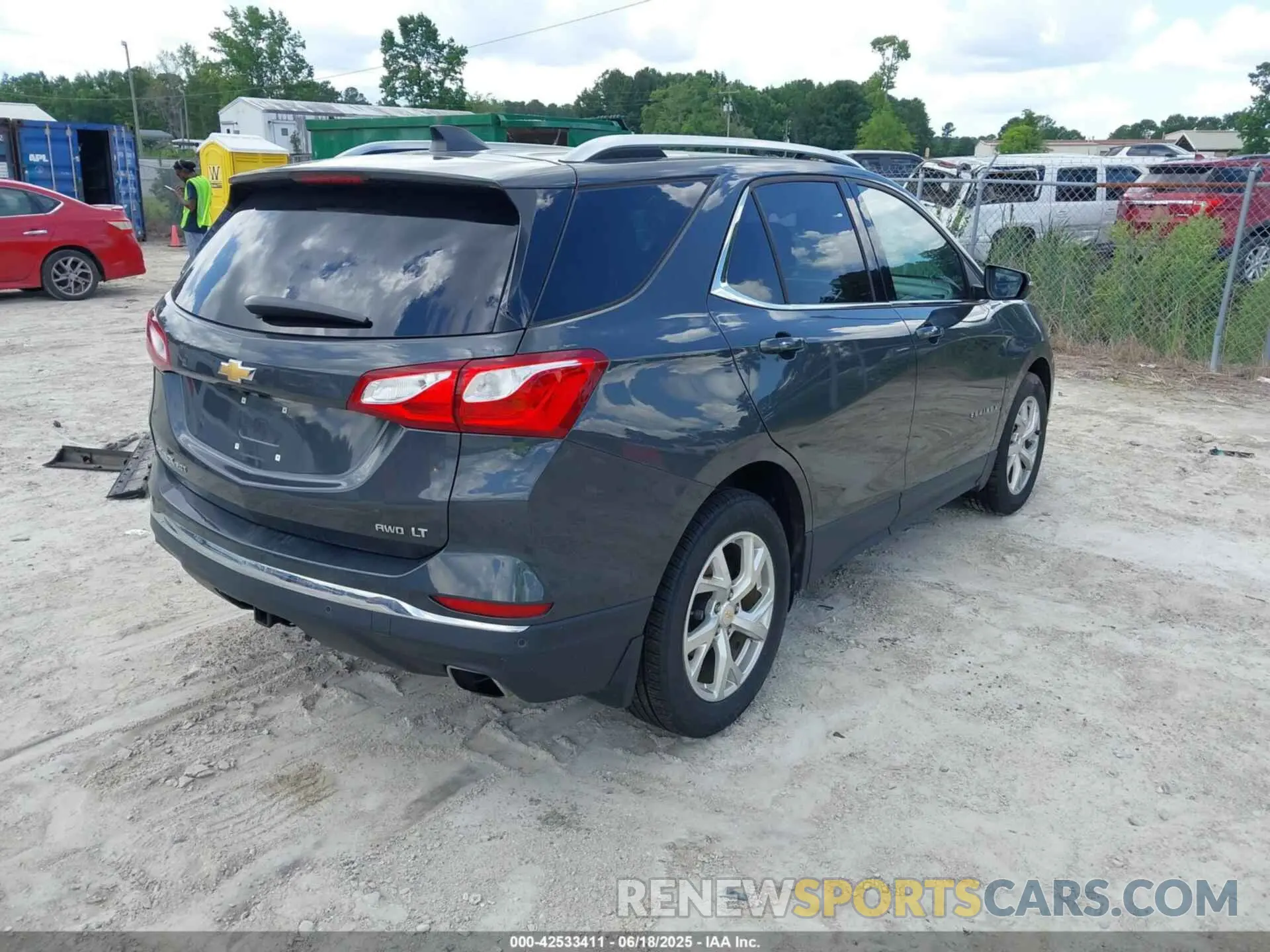 4 Photograph of a damaged car 2GNAXVEX5K6226569 CHEVROLET EQUINOX 2019