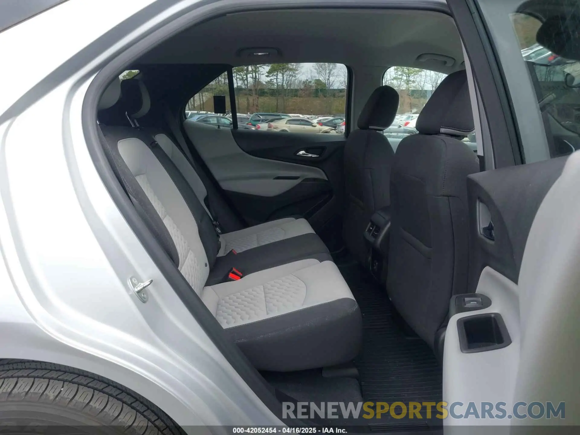 8 Photograph of a damaged car 2GNAXVEX8K6104224 CHEVROLET EQUINOX 2019