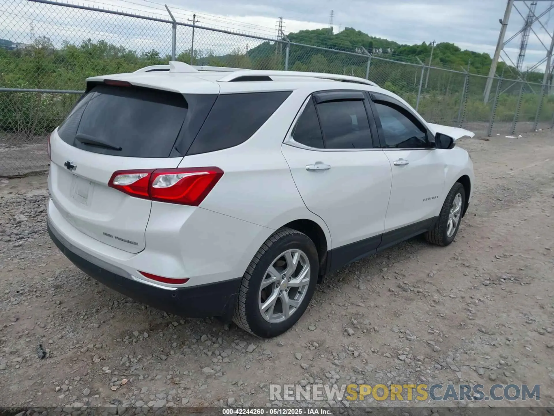 4 Photograph of a damaged car 2GNAXXEVXK6253521 CHEVROLET EQUINOX 2019