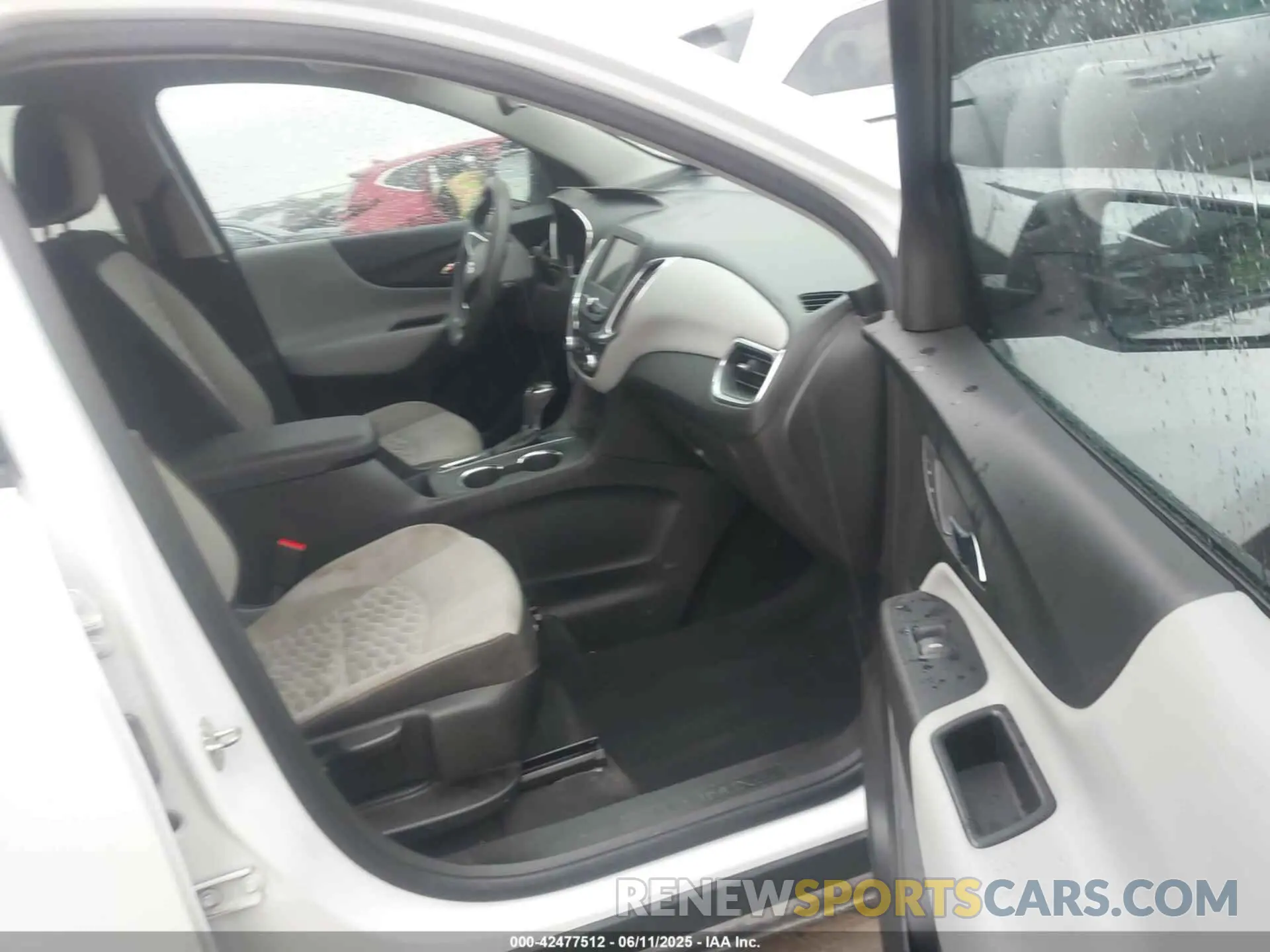 5 Photograph of a damaged car 3GNAXHEV4KS681317 CHEVROLET EQUINOX 2019