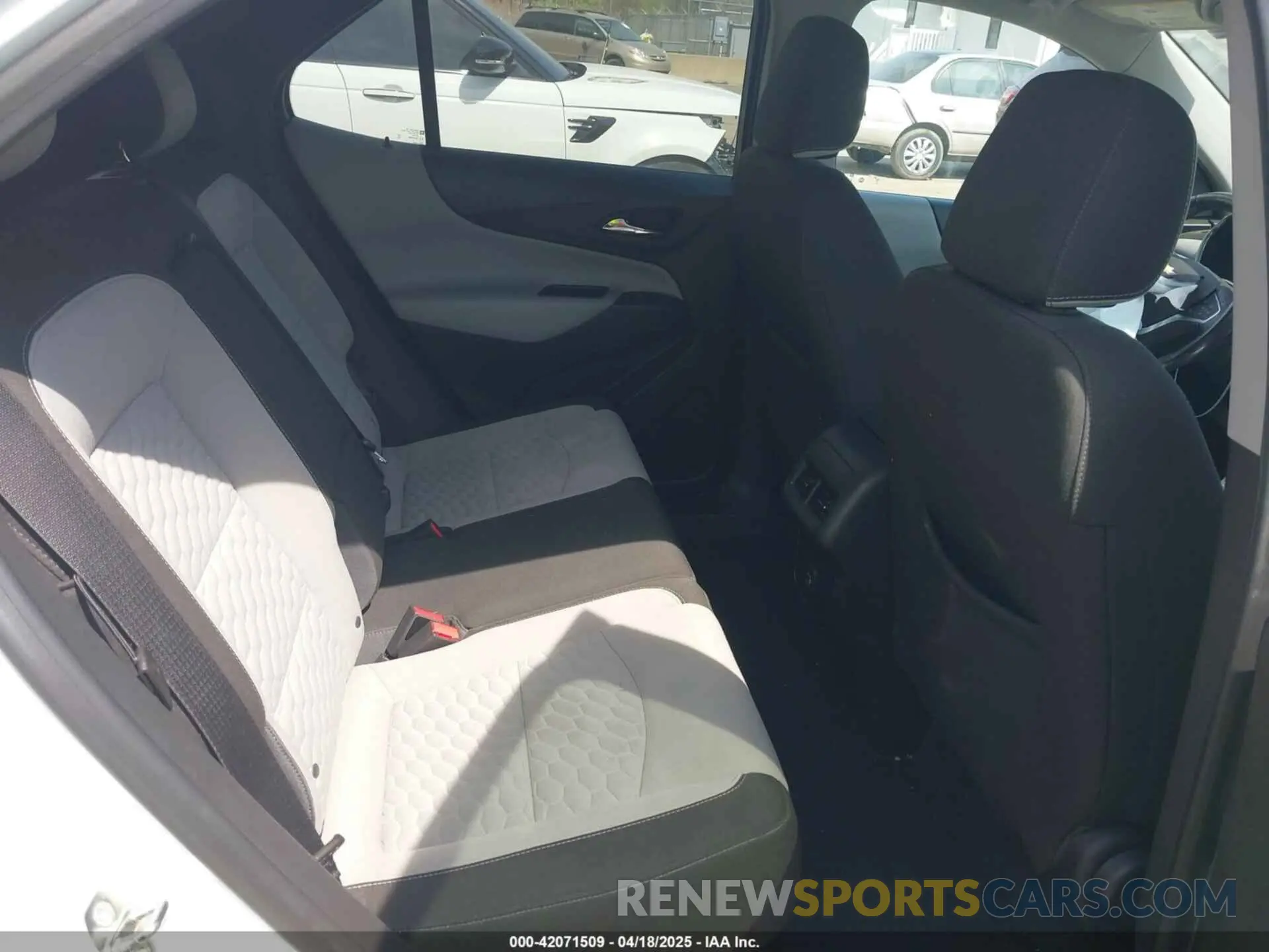 8 Photograph of a damaged car 3GNAXJEV3KS631578 CHEVROLET EQUINOX 2019