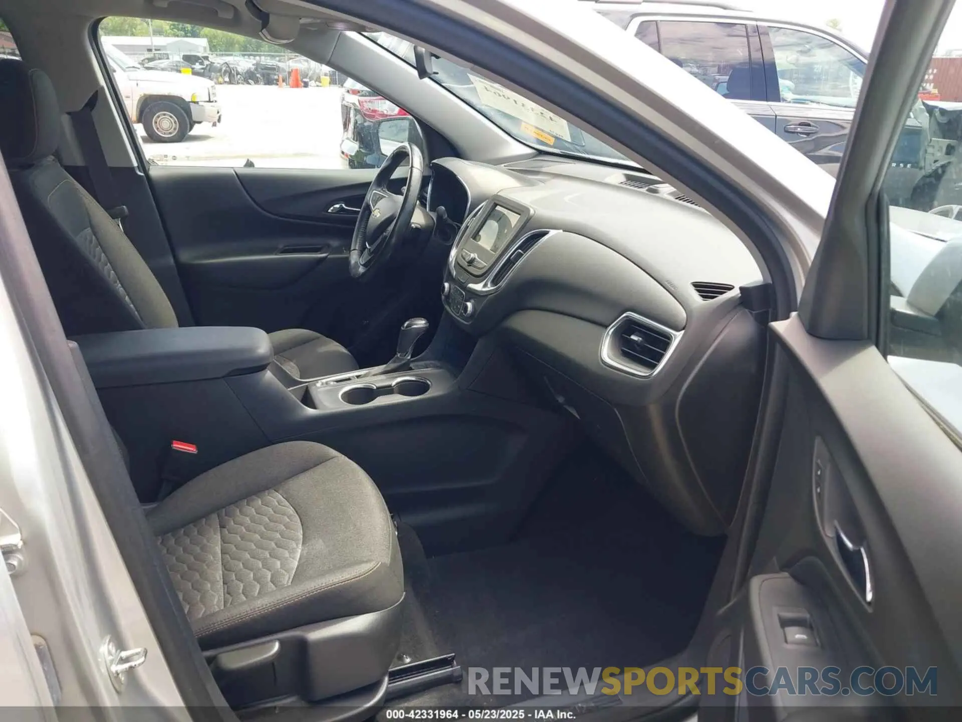 5 Photograph of a damaged car 3GNAXUEV8KS582041 CHEVROLET EQUINOX 2019