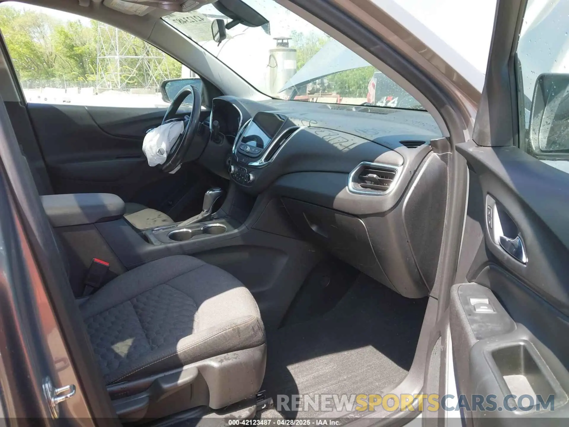 5 Фотография поврежденного автомобиля 3GNAXVEX3KS542666 CHEVROLET EQUINOX 2019