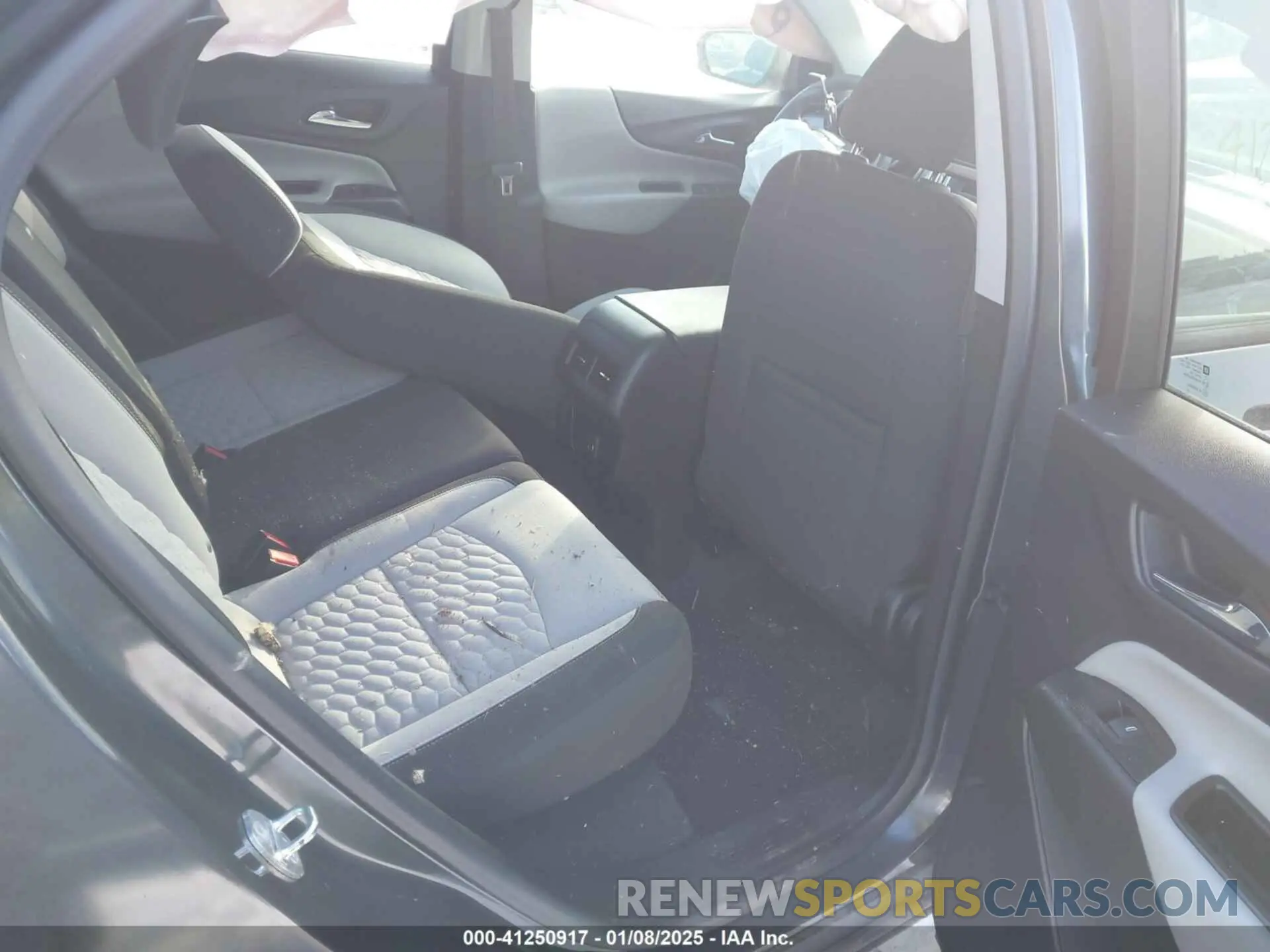 8 Photograph of a damaged car 2GNAX5EVXL6246753 CHEVROLET EQUINOX 2020