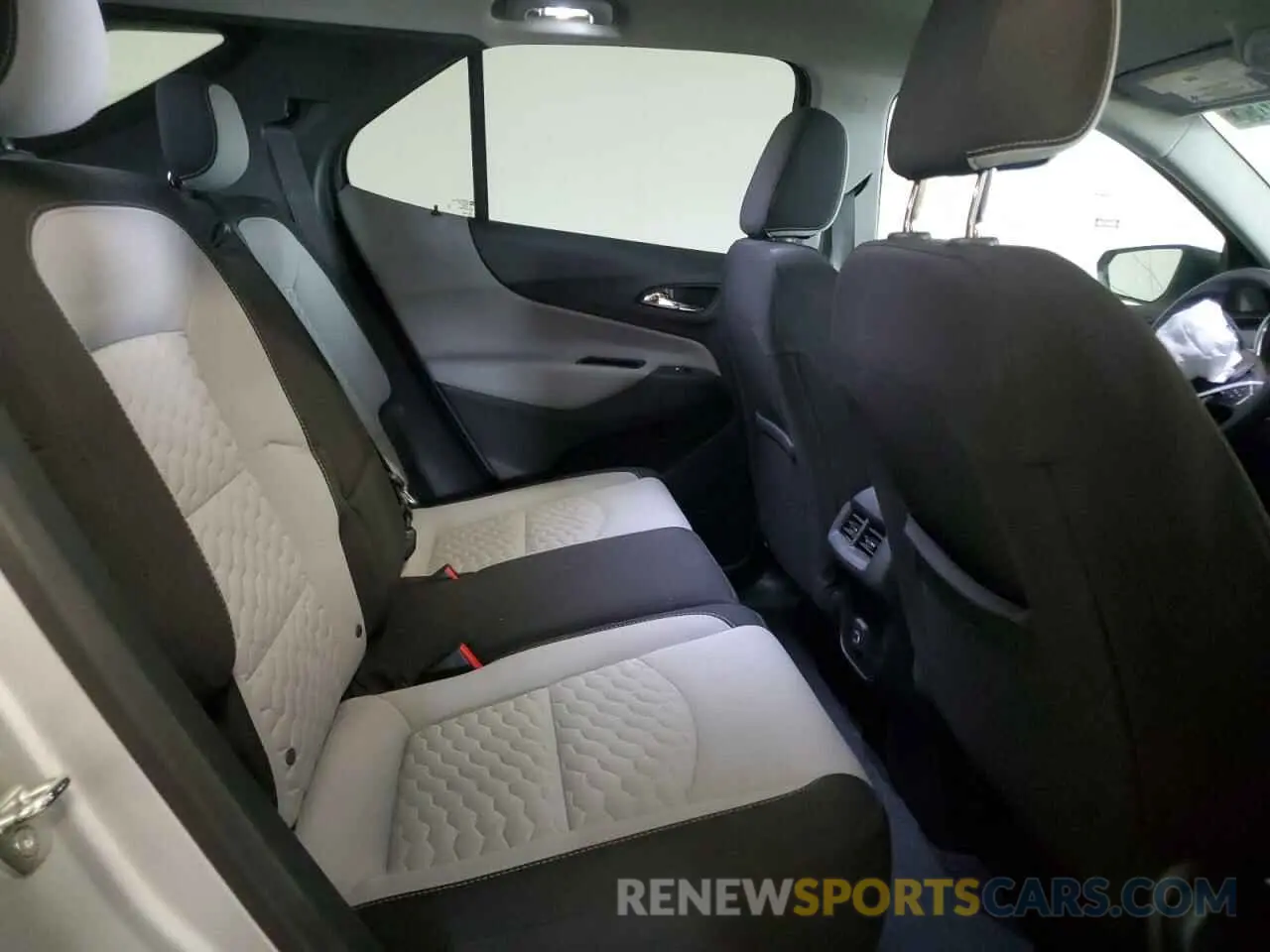11 Photograph of a damaged car 2GNAXFEV2L6249801 CHEVROLET EQUINOX 2020