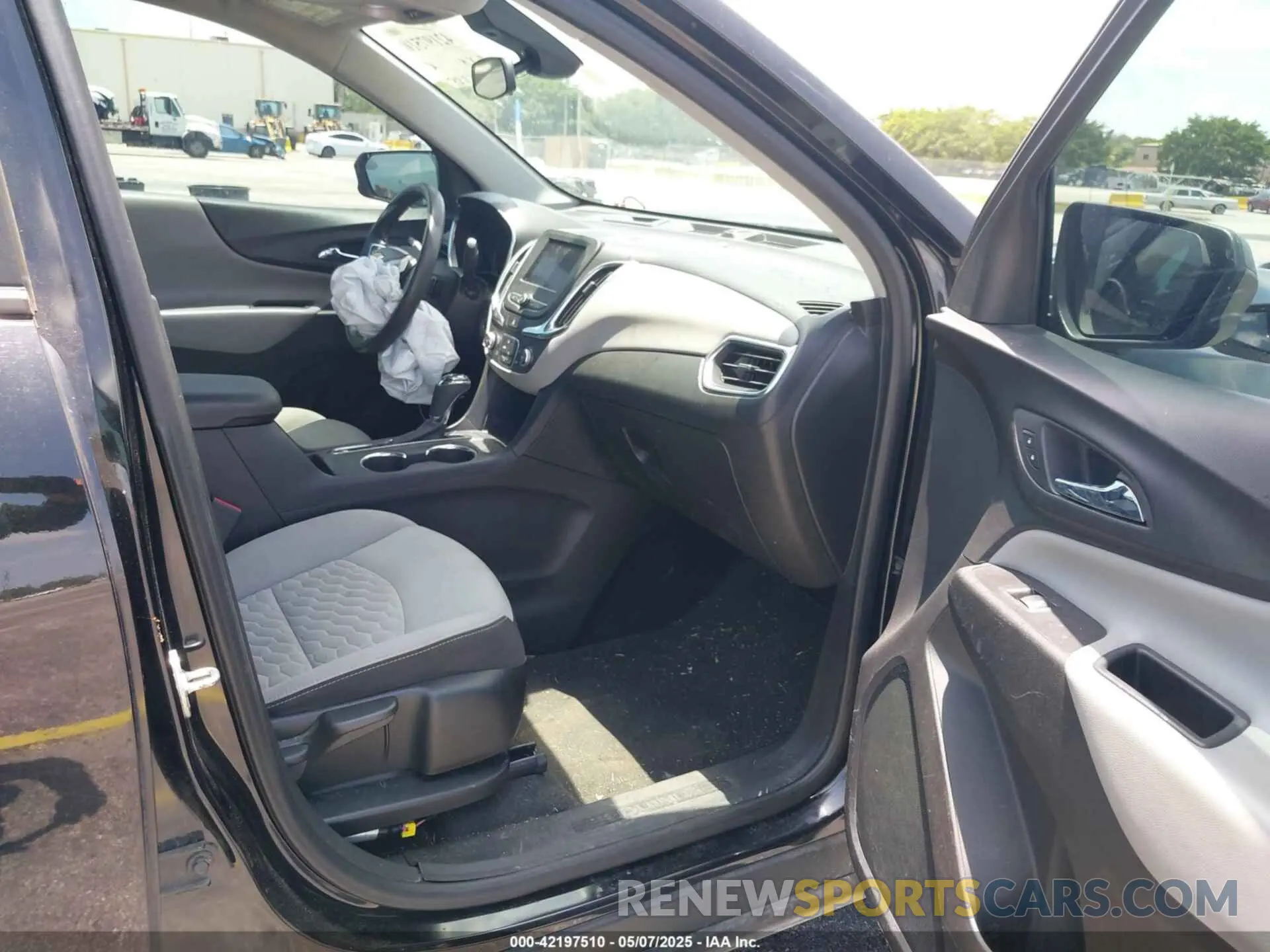 5 Photograph of a damaged car 2GNAXHEV6L6229384 CHEVROLET EQUINOX 2020