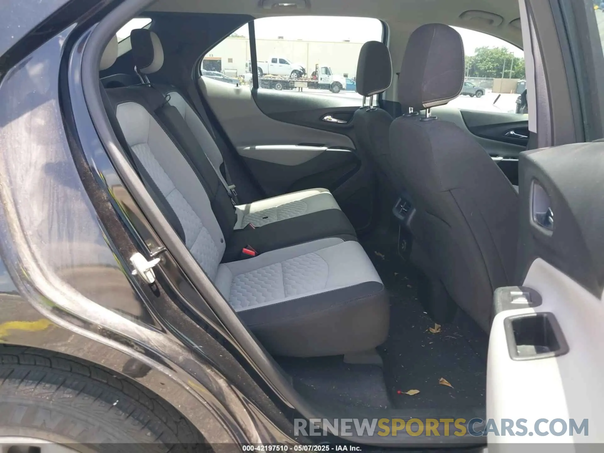 8 Photograph of a damaged car 2GNAXHEV6L6229384 CHEVROLET EQUINOX 2020
