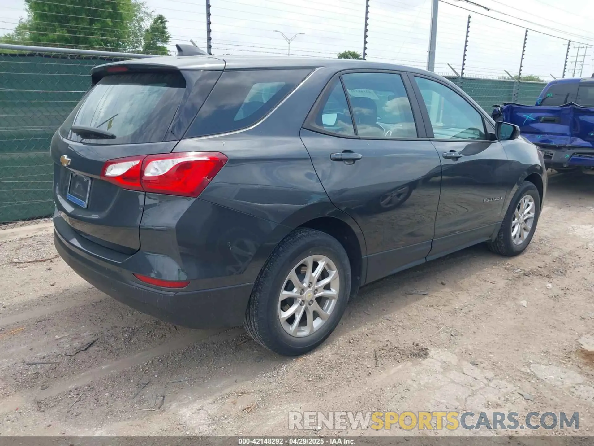 4 Photograph of a damaged car 2GNAXHEV6L6230440 CHEVROLET EQUINOX 2020