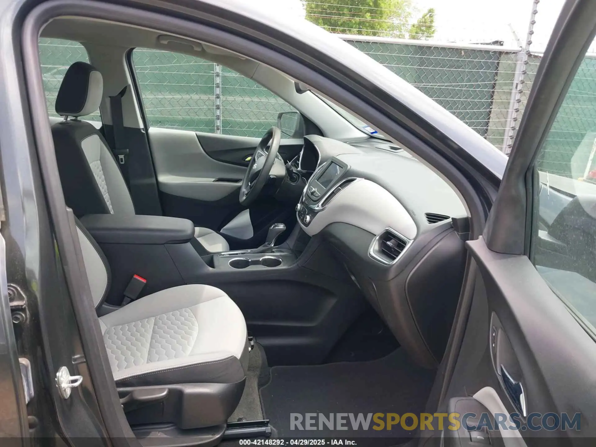 5 Photograph of a damaged car 2GNAXHEV6L6230440 CHEVROLET EQUINOX 2020