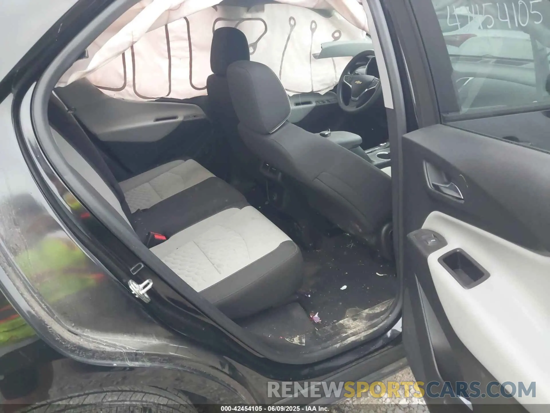 8 Photograph of a damaged car 2GNAXHEV6L6245018 CHEVROLET EQUINOX 2020