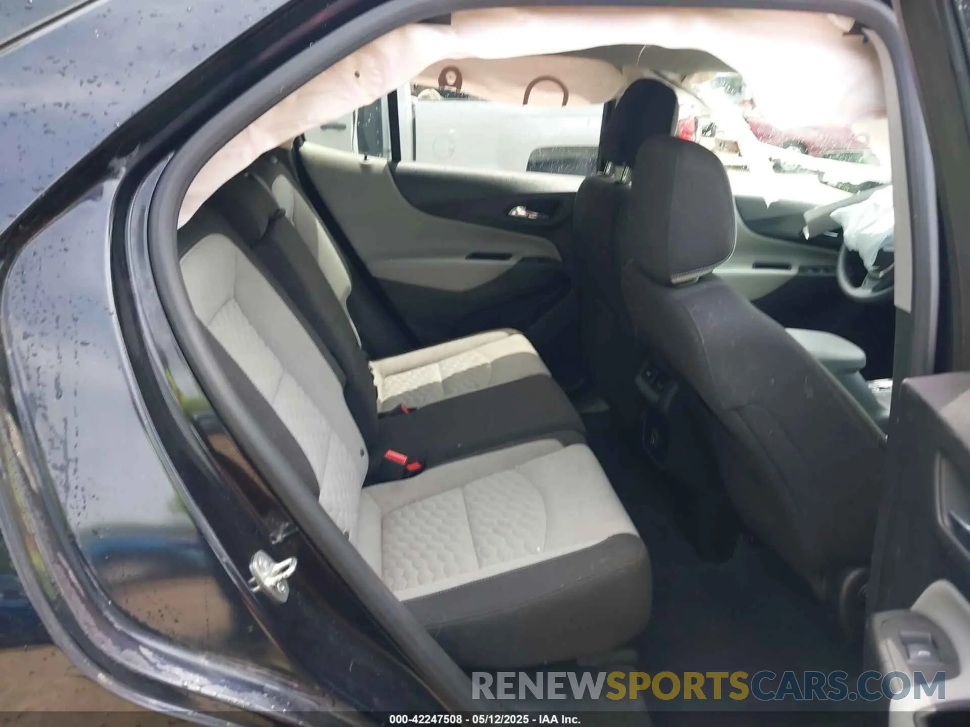 8 Photograph of a damaged car 2GNAXHEV8L6102989 CHEVROLET EQUINOX 2020