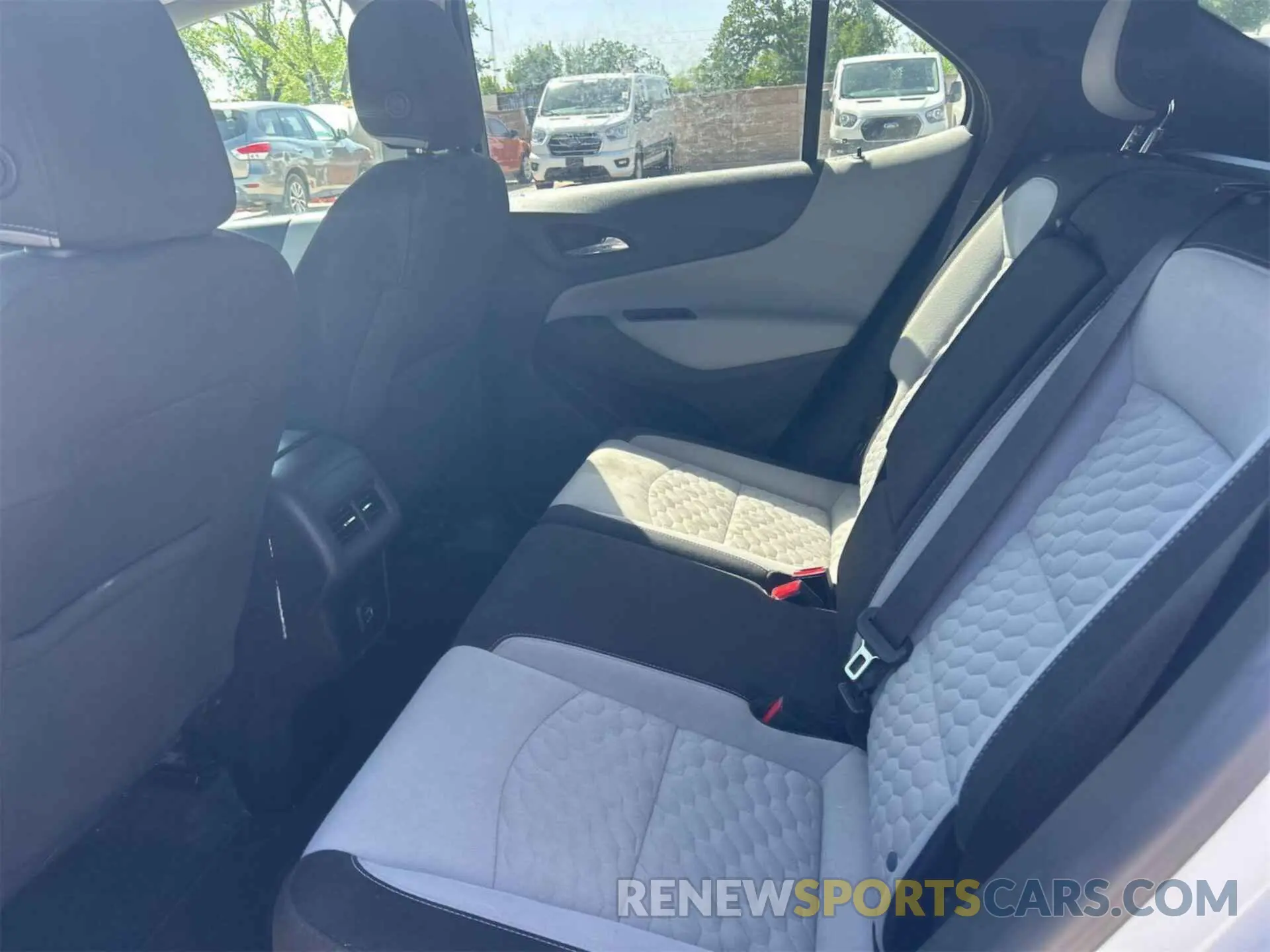 17 Photograph of a damaged car 2GNAXJEV1L6235830 CHEVROLET EQUINOX 2020