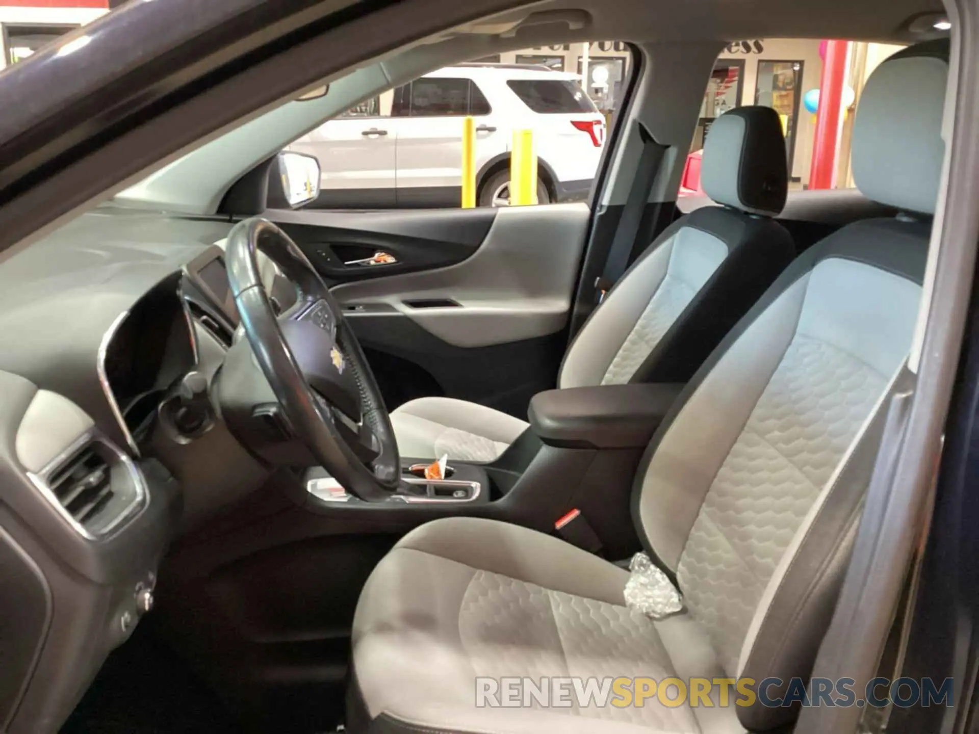 9 Photograph of a damaged car 2GNAXJEV4L6156071 CHEVROLET EQUINOX 2020
