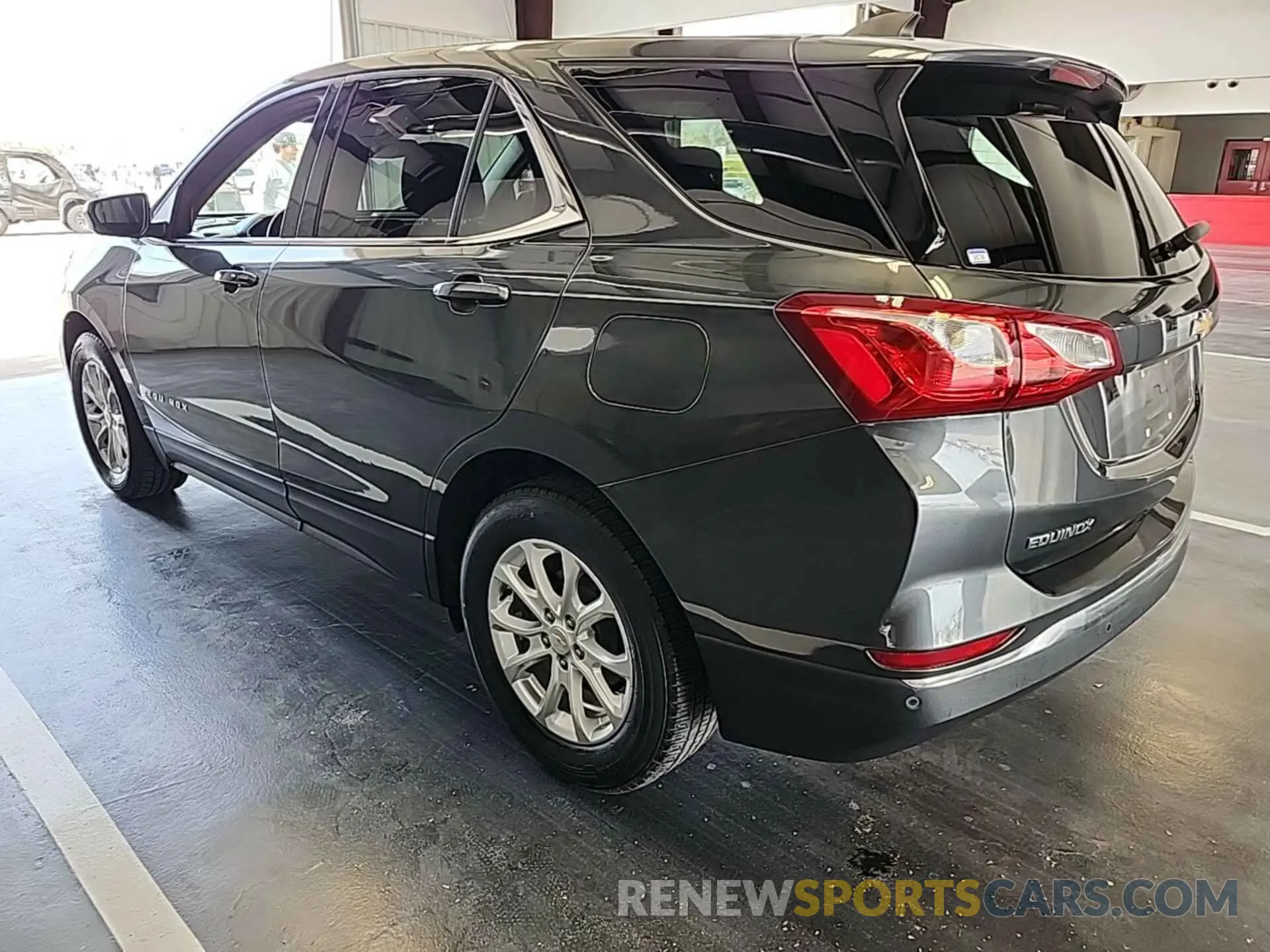 18 Photograph of a damaged car 2GNAXJEV7L6157473 CHEVROLET EQUINOX 2020