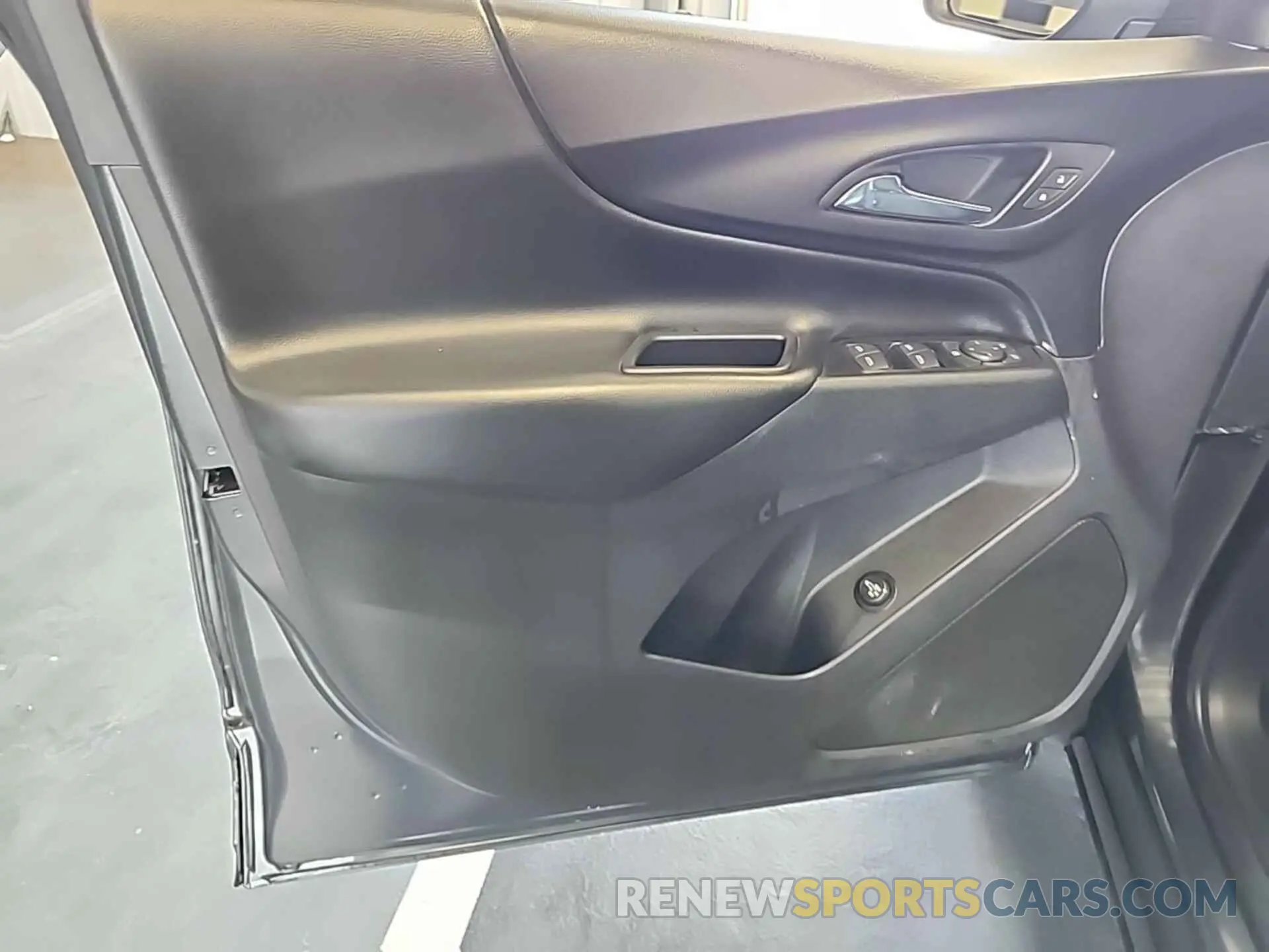 29 Photograph of a damaged car 2GNAXJEV7L6157473 CHEVROLET EQUINOX 2020