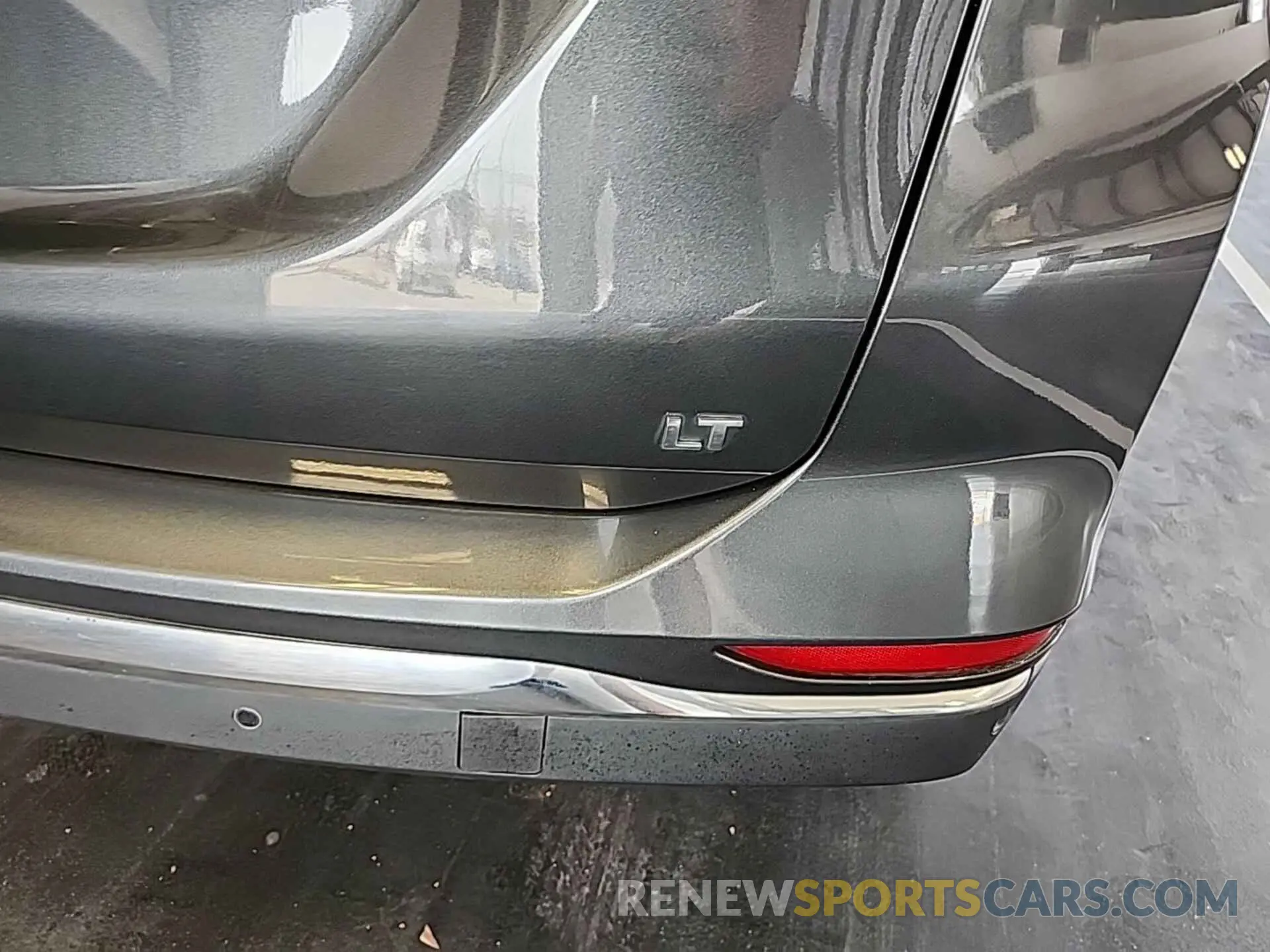 4 Photograph of a damaged car 2GNAXJEV7L6157473 CHEVROLET EQUINOX 2020