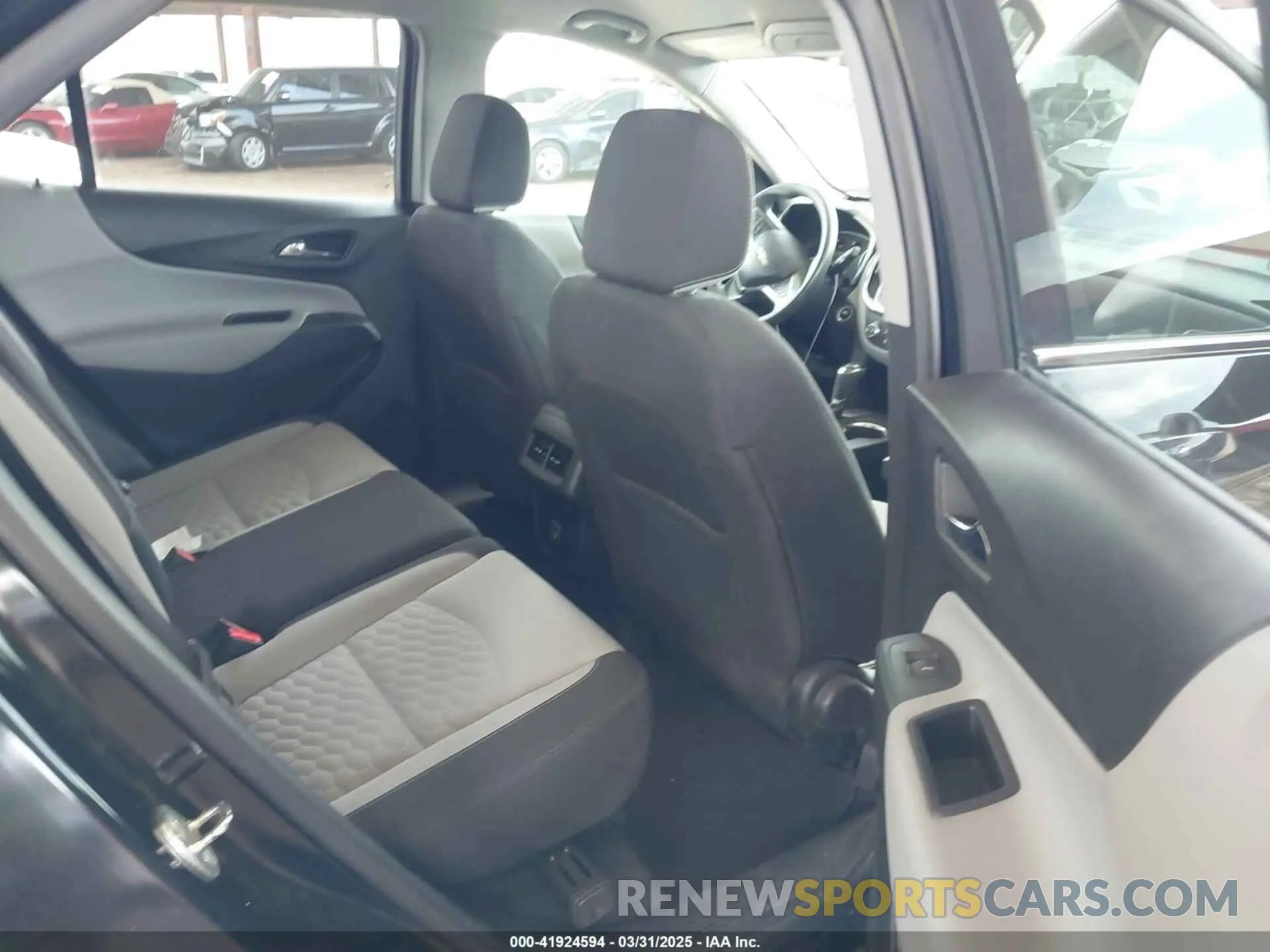 8 Photograph of a damaged car 2GNAXJEV7L6223830 CHEVROLET EQUINOX 2020