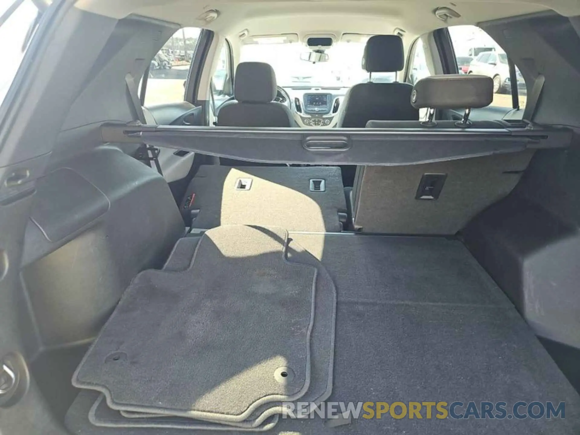 6 Photograph of a damaged car 2GNAXJEV7L6232365 CHEVROLET EQUINOX 2020
