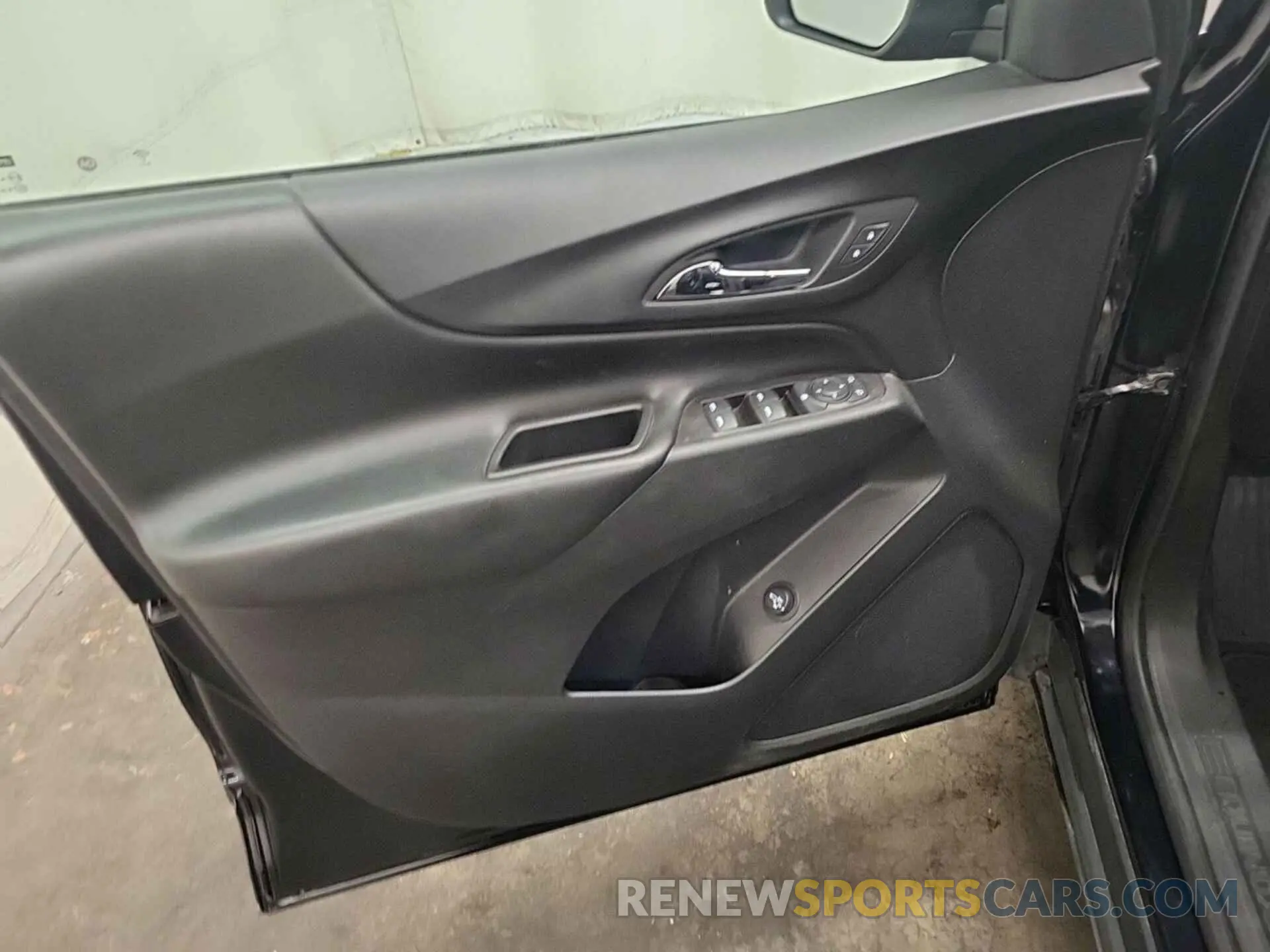 24 Photograph of a damaged car 2GNAXJEV9L6244517 CHEVROLET EQUINOX 2020