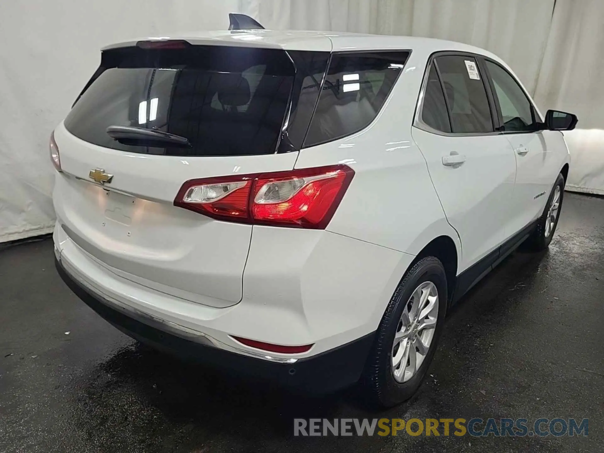32 Photograph of a damaged car 2GNAXJEVXL6154776 CHEVROLET EQUINOX 2020