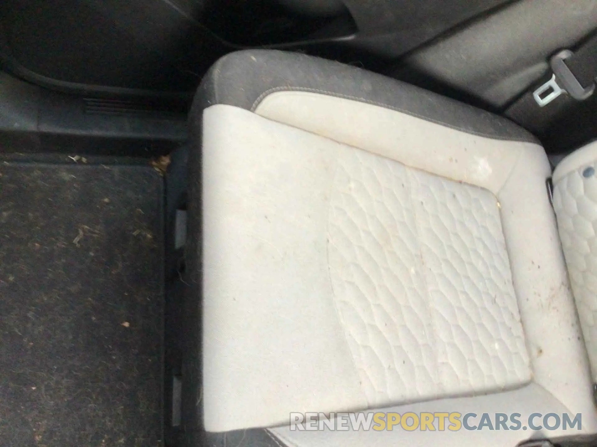 36 Photograph of a damaged car 2GNAXJEVXL6154776 CHEVROLET EQUINOX 2020