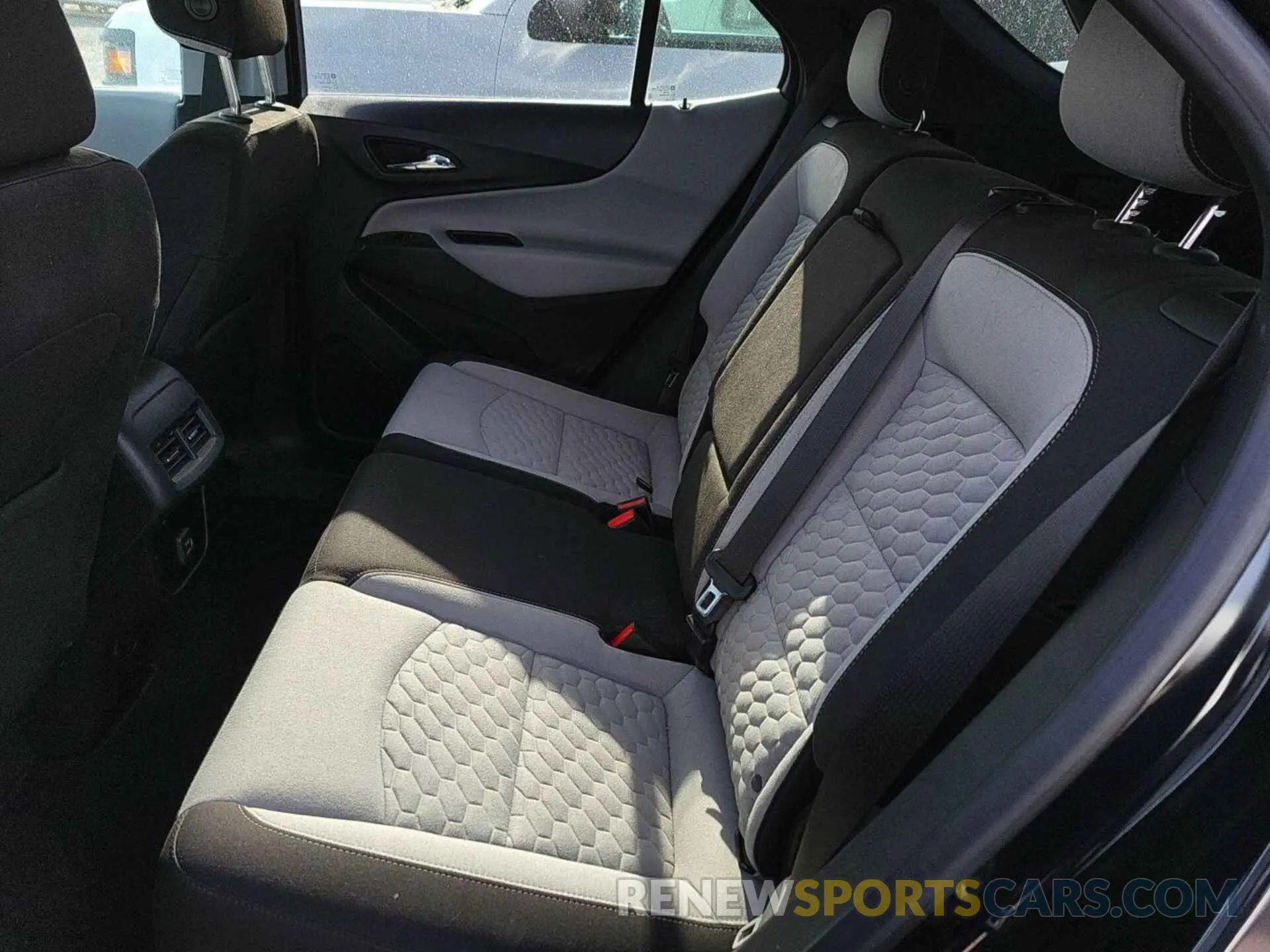 17 Photograph of a damaged car 2GNAXJEVXL6237169 CHEVROLET EQUINOX 2020