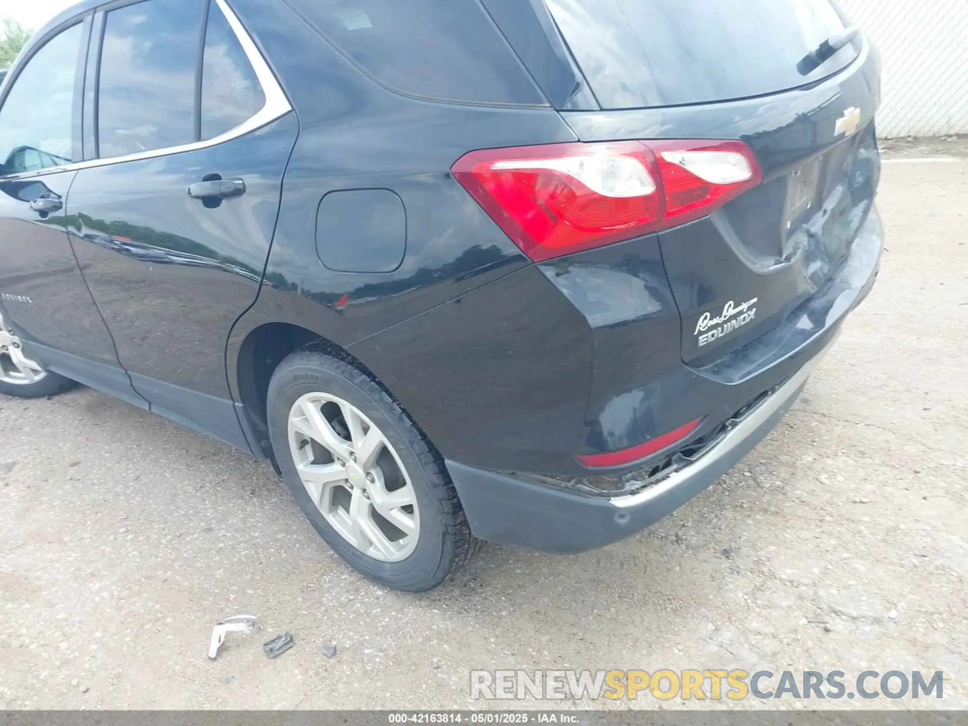 18 Photograph of a damaged car 2GNAXKEV3L6249671 CHEVROLET EQUINOX 2020