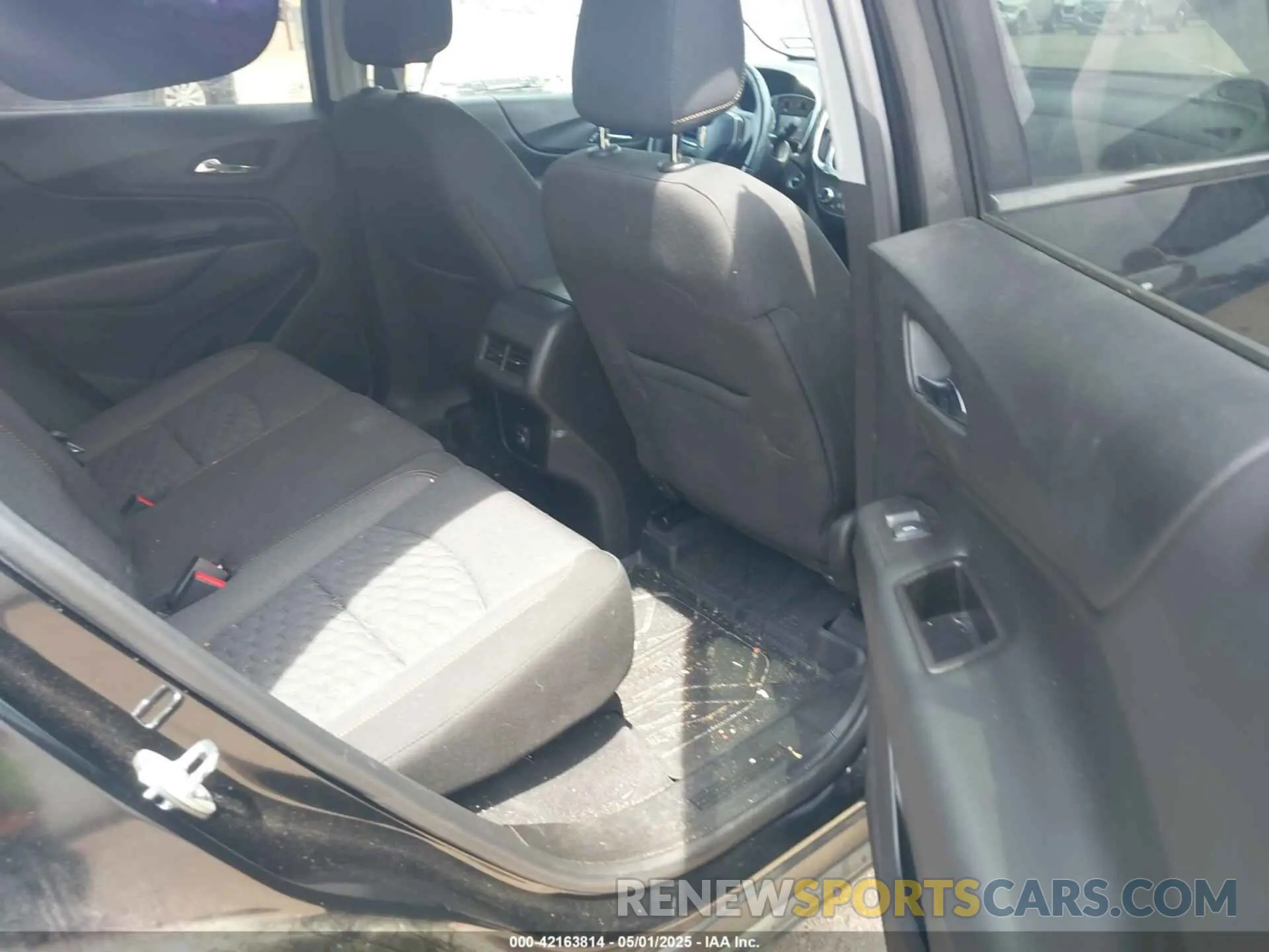 8 Photograph of a damaged car 2GNAXKEV3L6249671 CHEVROLET EQUINOX 2020