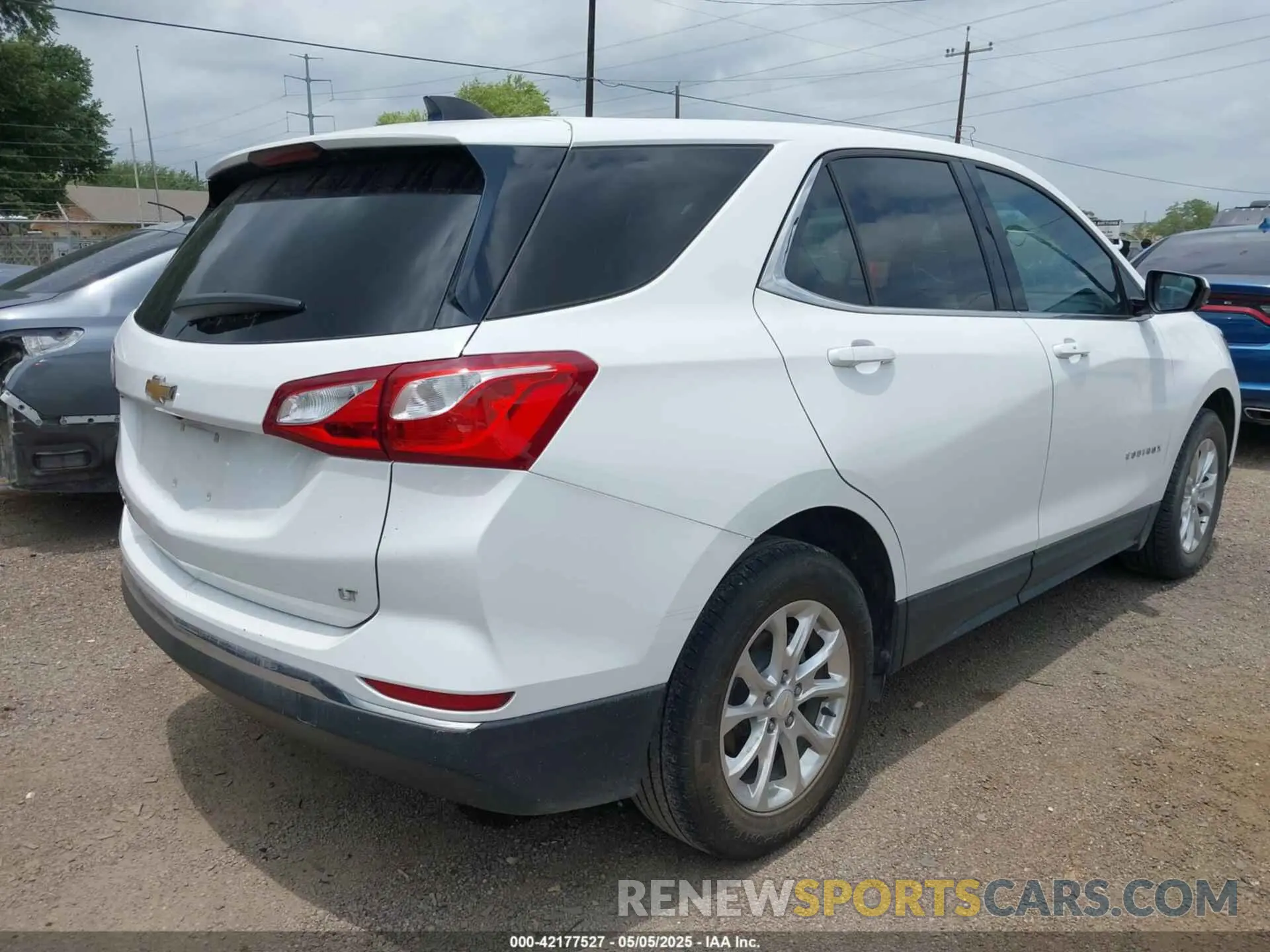 4 Photograph of a damaged car 2GNAXKEV6L6181883 CHEVROLET EQUINOX 2020