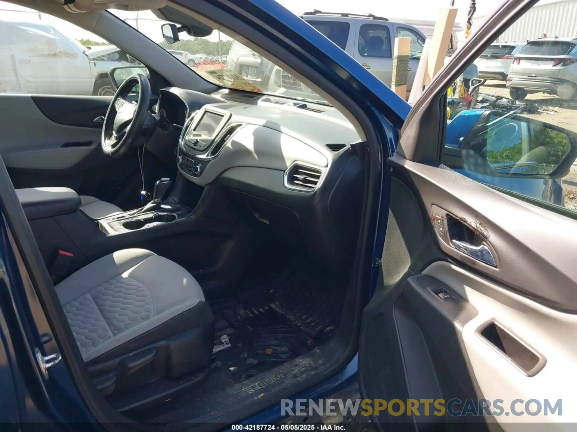 5 Photograph of a damaged car 2GNAXKEV6L6208290 CHEVROLET EQUINOX 2020