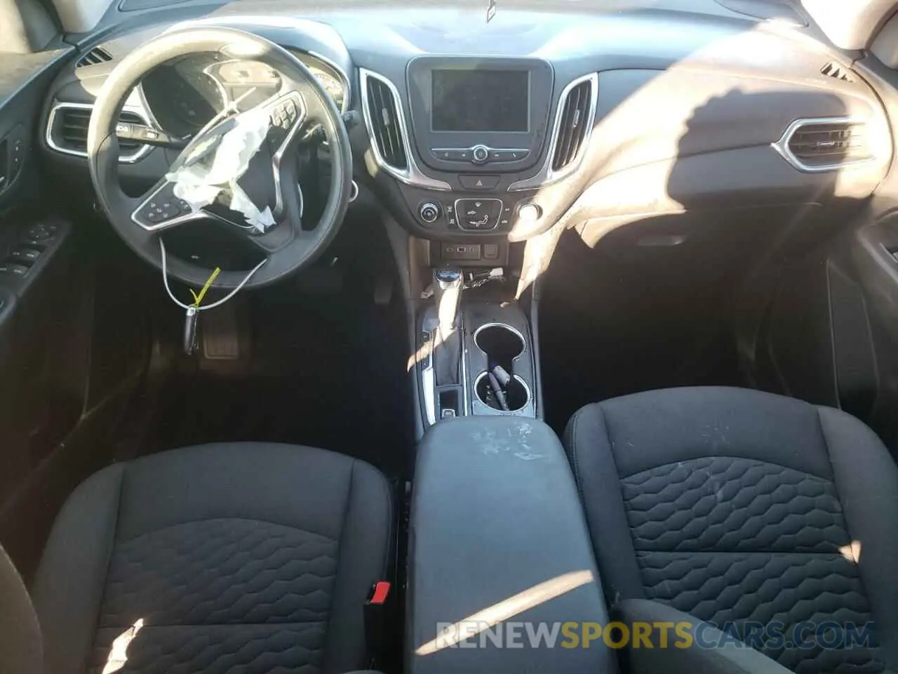 8 Photograph of a damaged car 2GNAXKEV6L6240222 CHEVROLET EQUINOX 2020