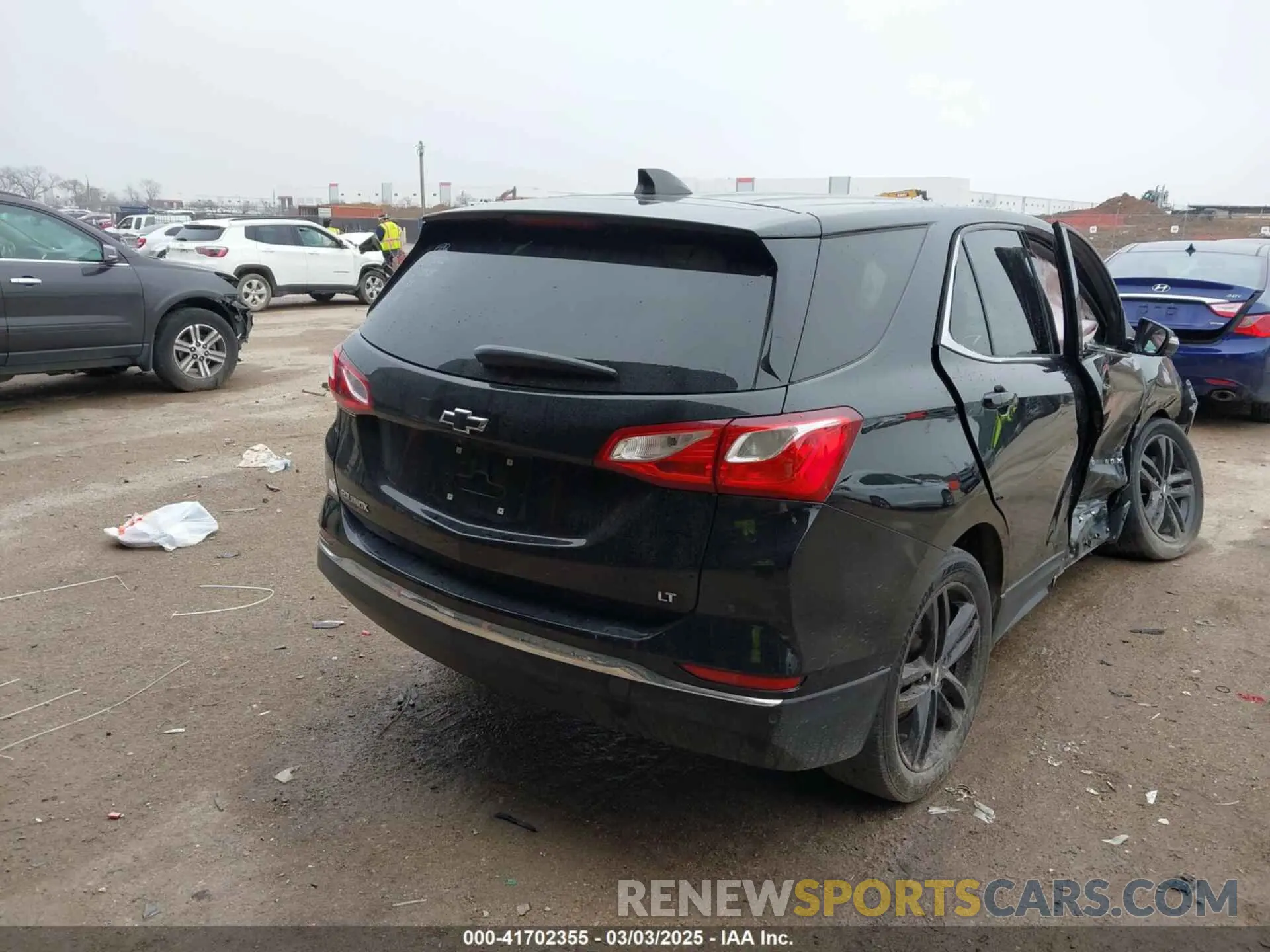 4 Photograph of a damaged car 2GNAXKEV6L6281028 CHEVROLET EQUINOX 2020