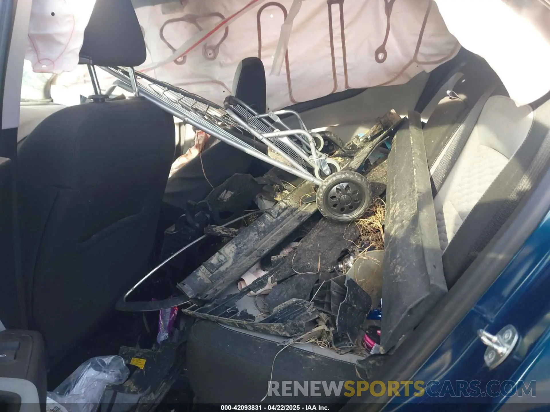 8 Photograph of a damaged car 2GNAXKEV7L6241329 CHEVROLET EQUINOX 2020