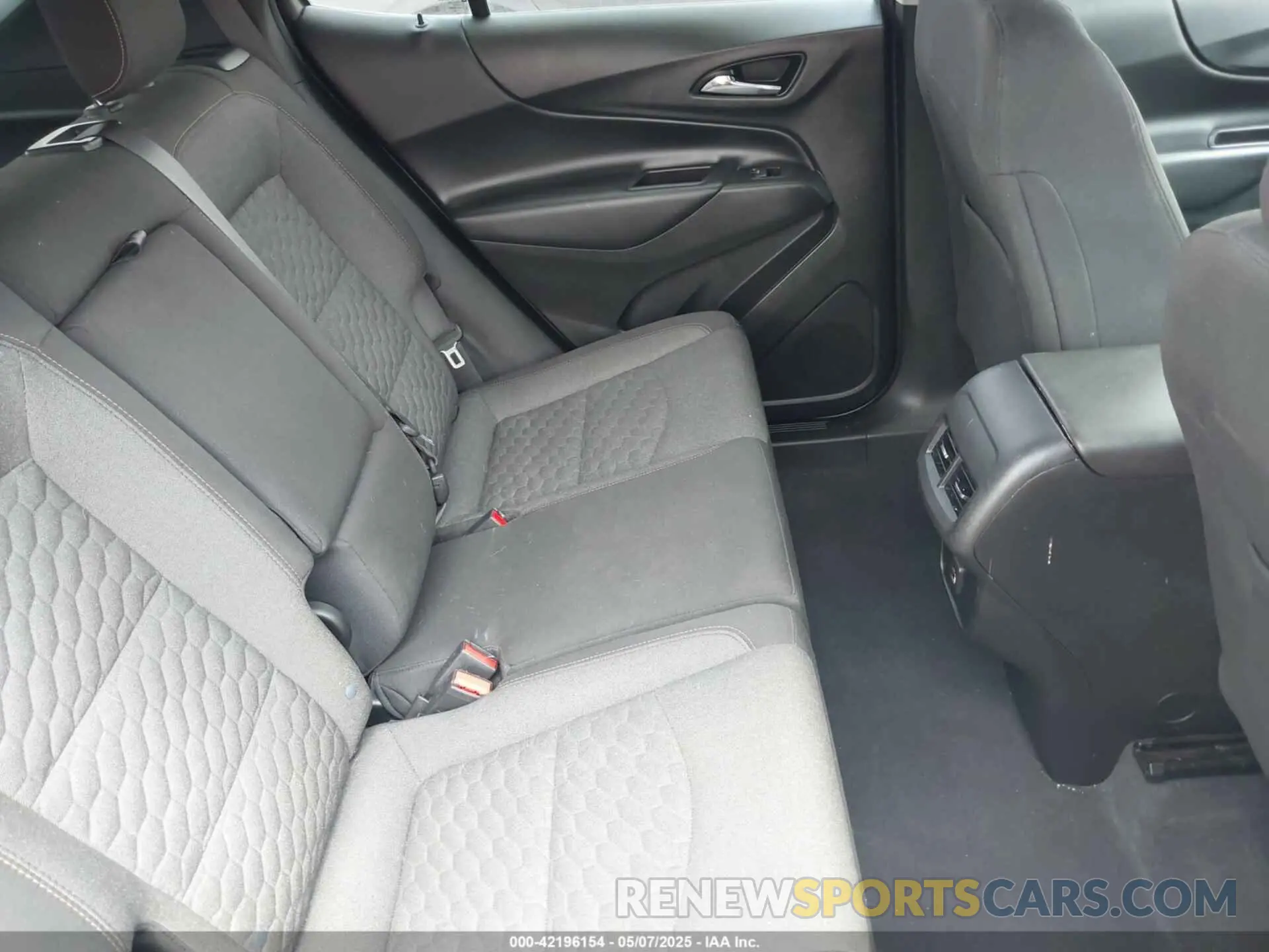 8 Photograph of a damaged car 2GNAXLEX4L6215956 CHEVROLET EQUINOX 2020